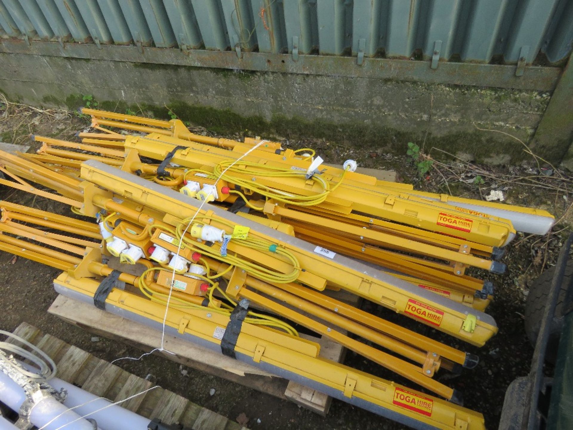 PALLET OF APPROXIMATELY 10 X 110 VOLT WORKLIGHTS, CONDITION UNKNOWN.