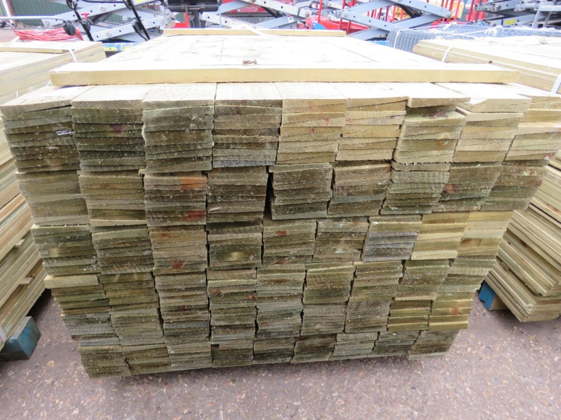 LARGE PACK OF TREATED FEATHER EDGE FENCE CLADDING TIMBER, 1.65M LENGTH X 10CM APPROX. - Image 2 of 2