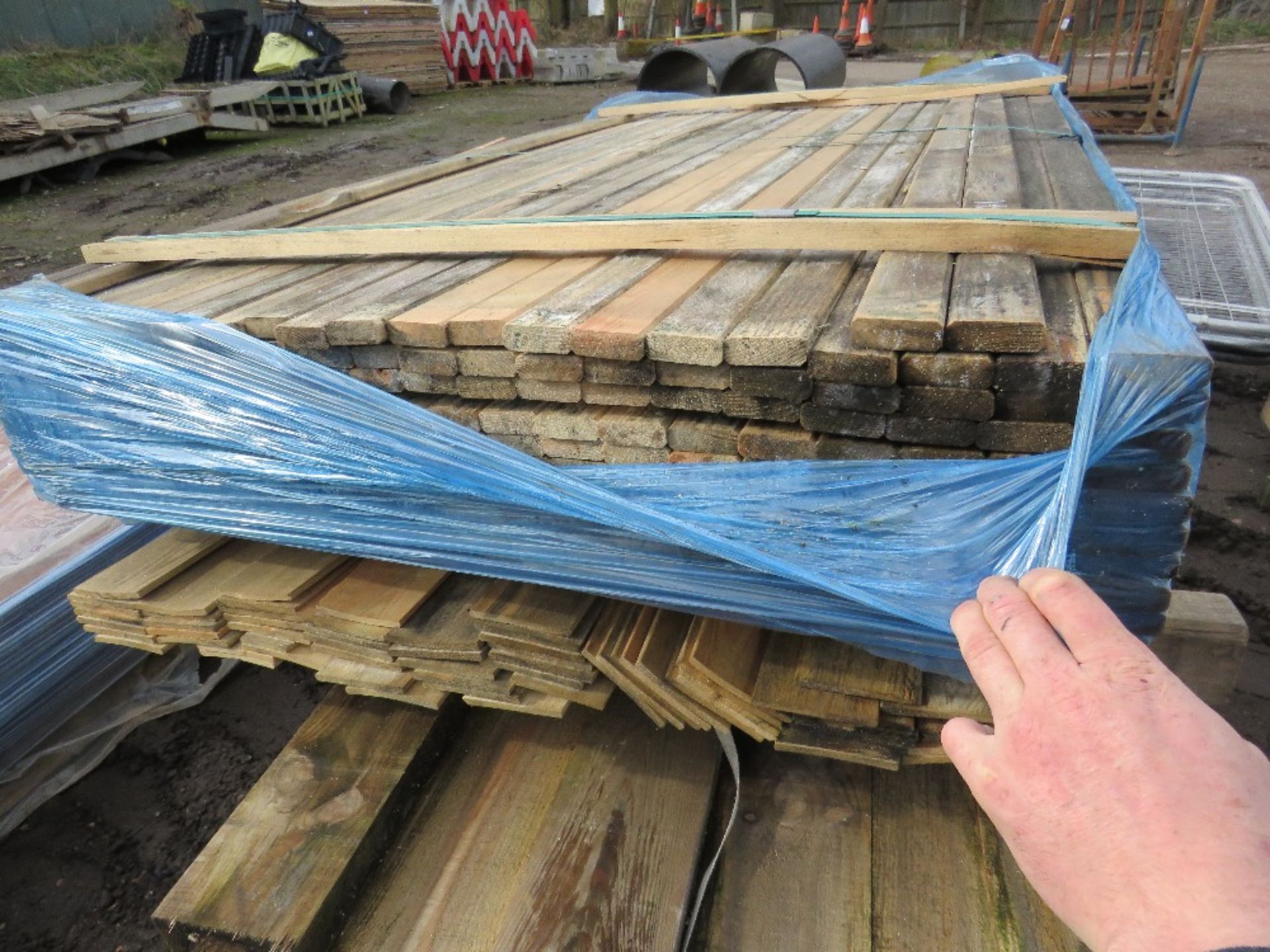 STACK OF MIXED FENCE CLADDING BOARDS ETC. - Image 4 of 4