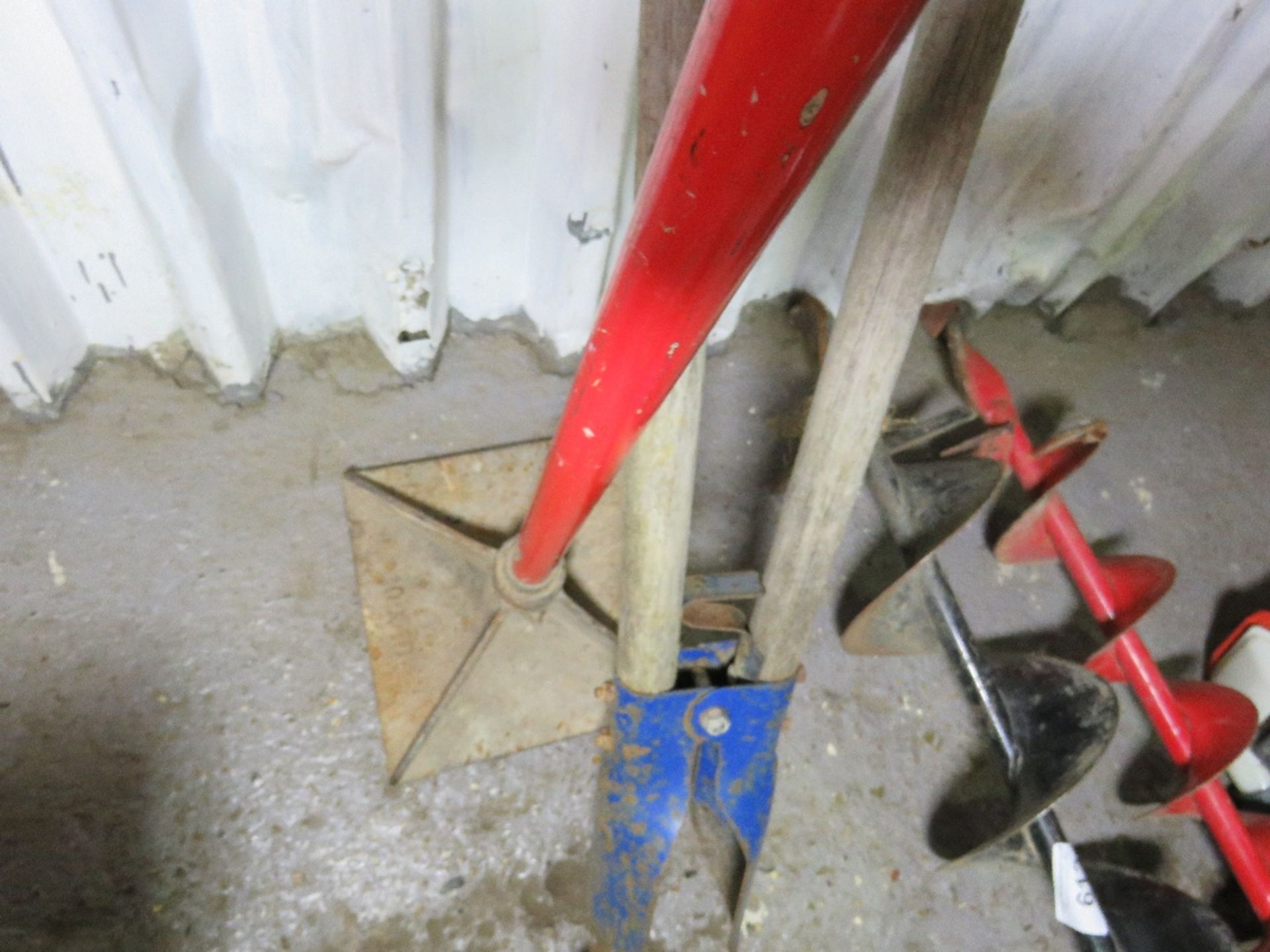 POST HOLE SPADE PLUS A RAMMER UNIT. - Image 2 of 3