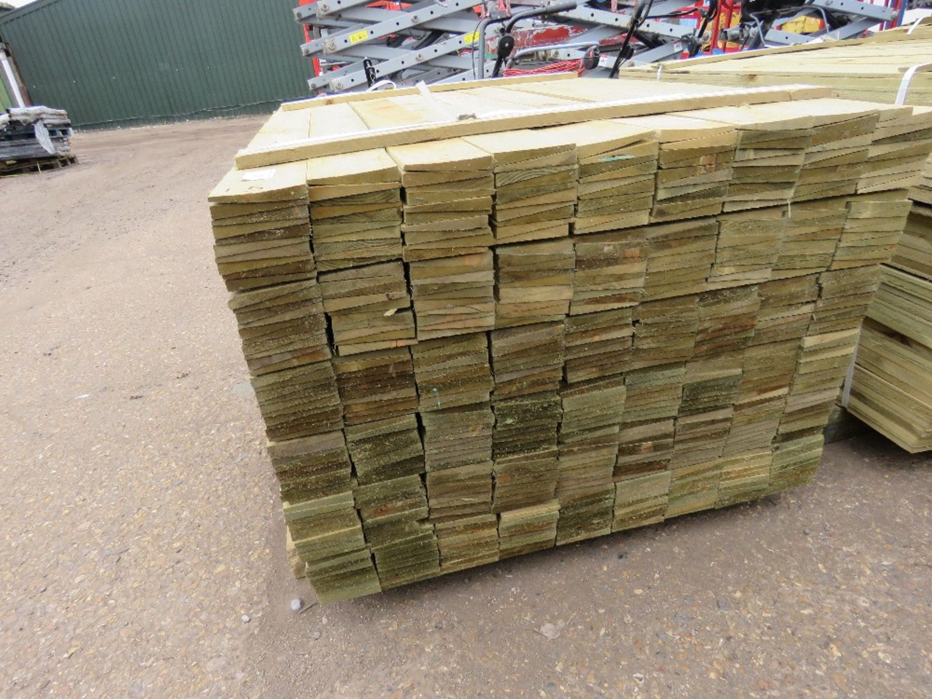 LARGE PACK OF TREATED FEATHER EDGE FENCE CLADDING TIMBER, 1.5M LENGTH X 10CM APPROX. - Image 2 of 2