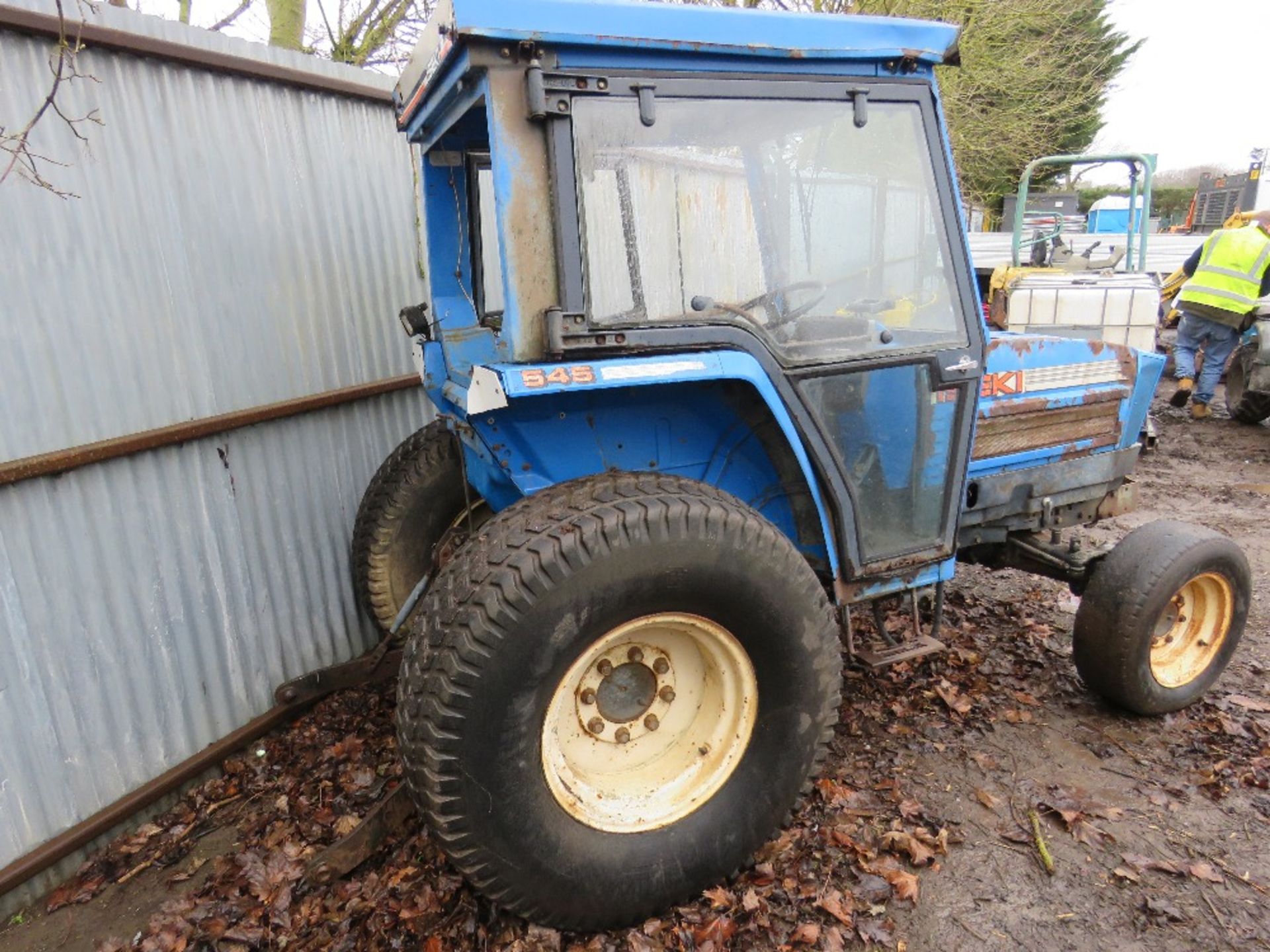 ISEKI 545 4WD TRACTOR WITH A CAB. 4764 REC HOURS. WHEN TESTED WAS SEEN TO RUN AND DRIVE. - Image 6 of 6