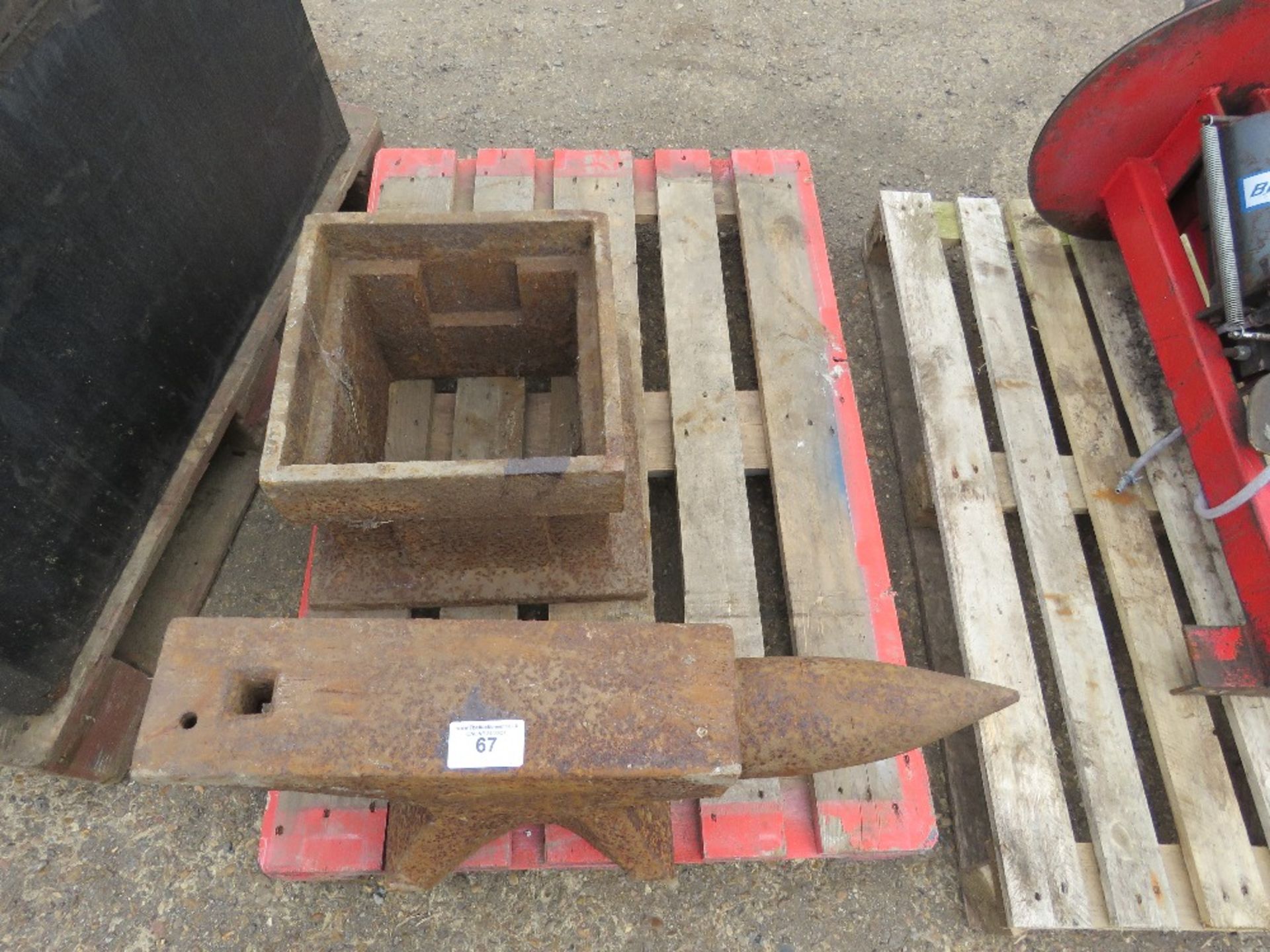 LARGE ANVIL ON STAND.