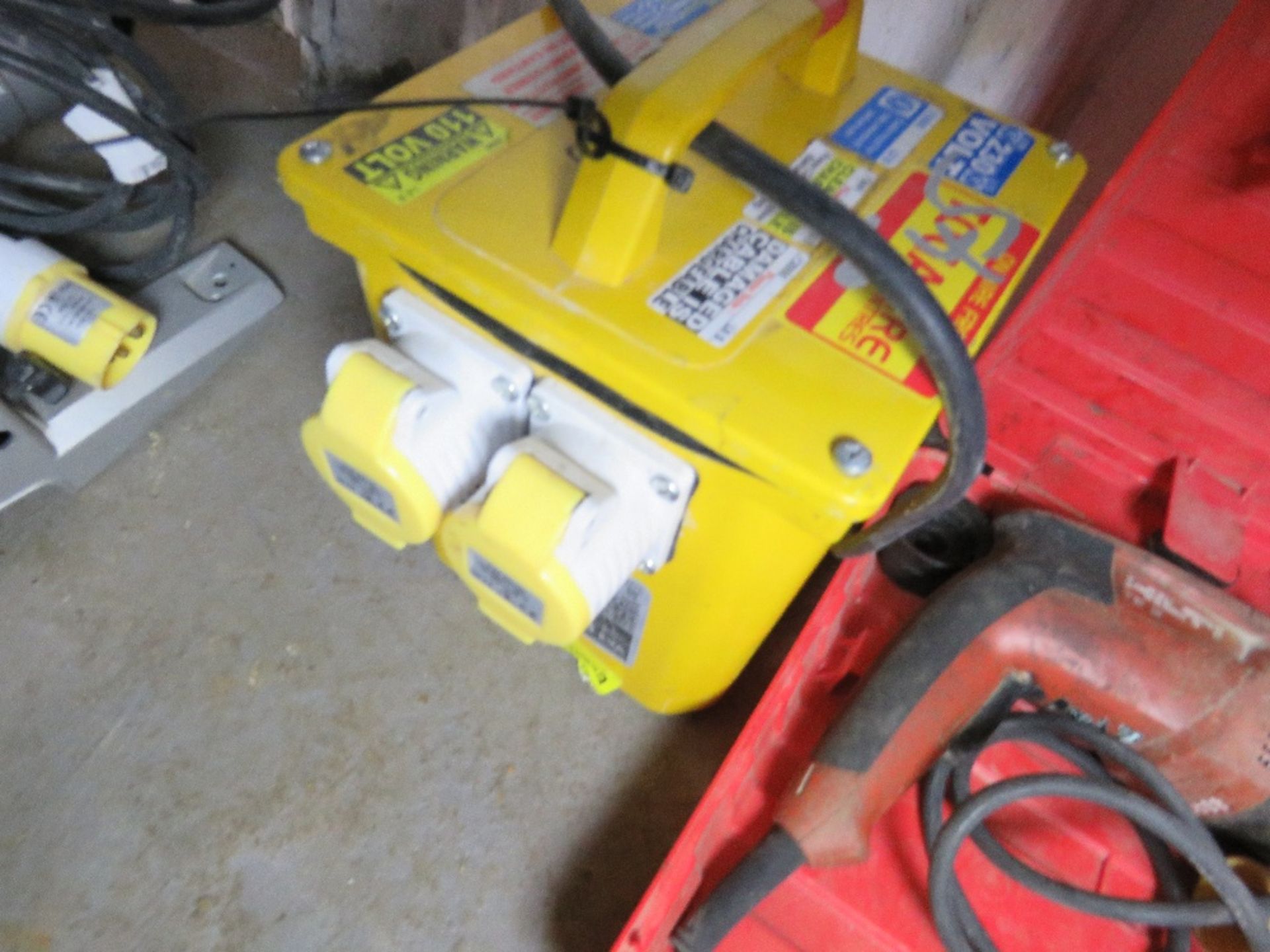 HILTI TE2 DRILL PLUS A TRANSFORMER. UNTESTED, CONDITION UNKNOWN. - Image 2 of 3