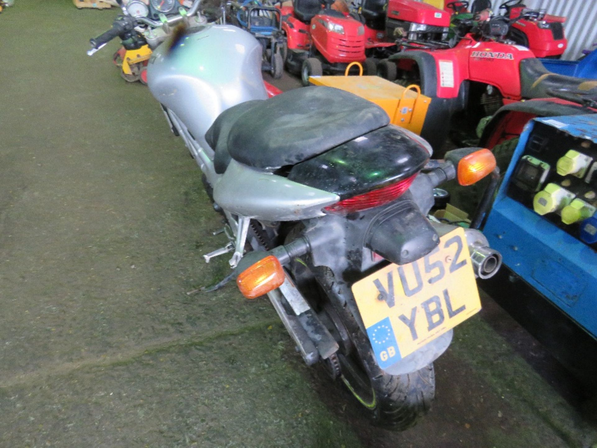 SUZUKI SV650 K2 MOTORBIKE REG:VU52 YBL. CONDITION UNKNOWN, LOG BOOK TO APPLY FOR. NO KEYS.SOLD FOR S - Image 4 of 4