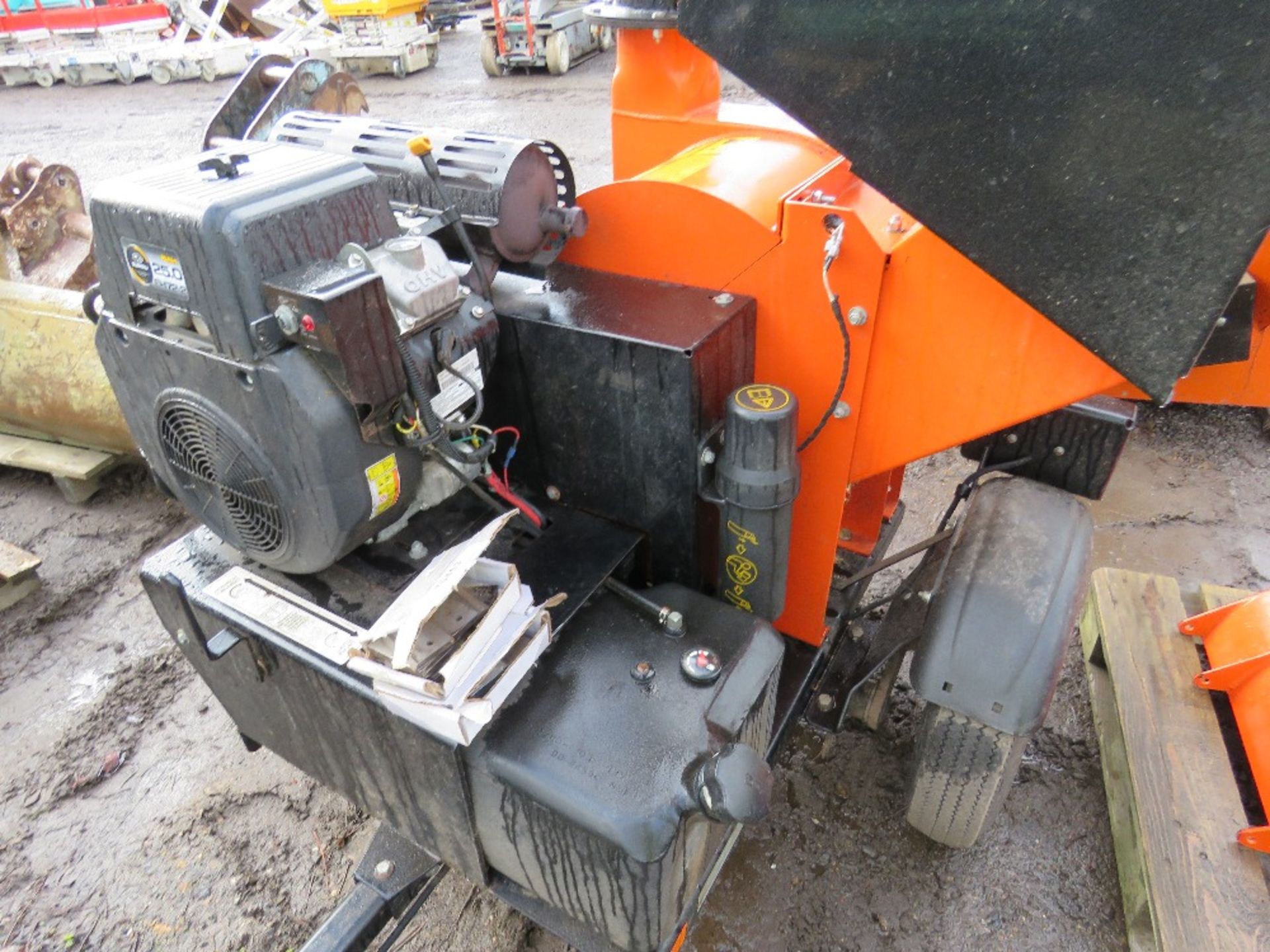 BEARCAT SC5720B TOWED SHREDDER UNIT YEAR 2012, WITH SPARE BLADES ETC. - Image 3 of 10