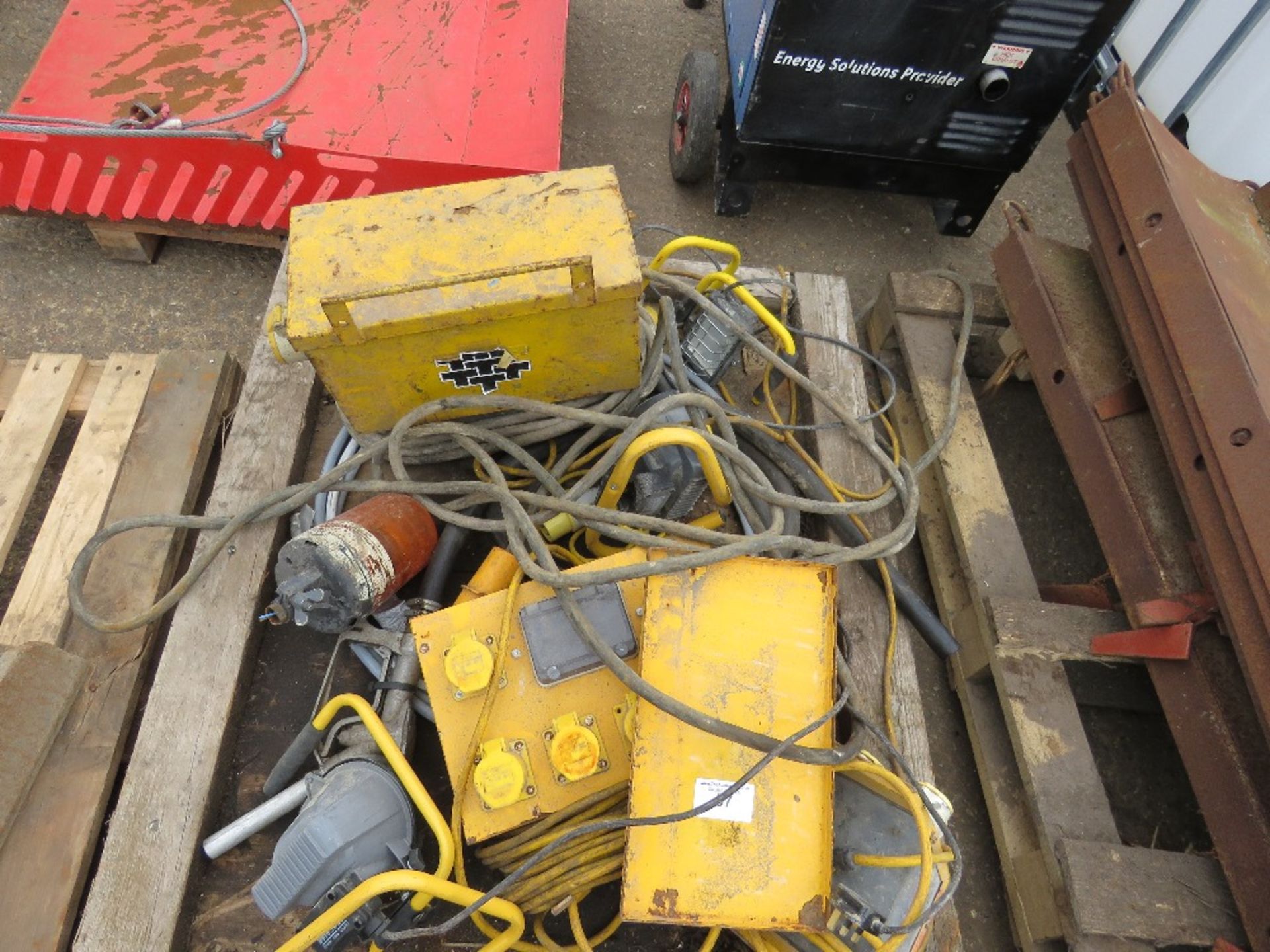 PALLET OF ELECTRICAL SUNDRIES.