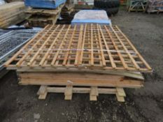 PALLET OF TRELLIS AND FENCE PANELS.