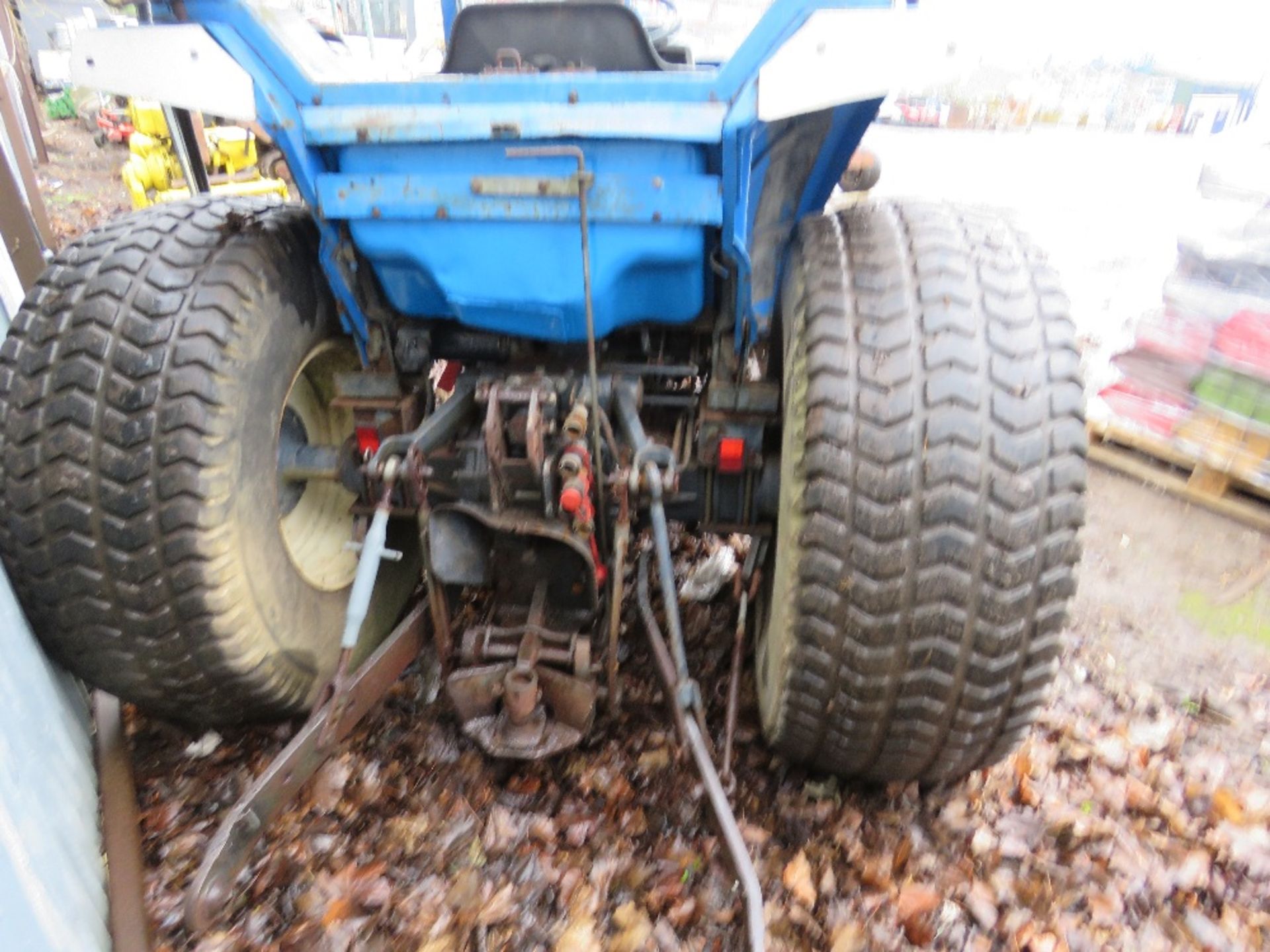 ISEKI 545 4WD TRACTOR WITH A CAB. 4764 REC HOURS. WHEN TESTED WAS SEEN TO RUN AND DRIVE. - Image 5 of 6