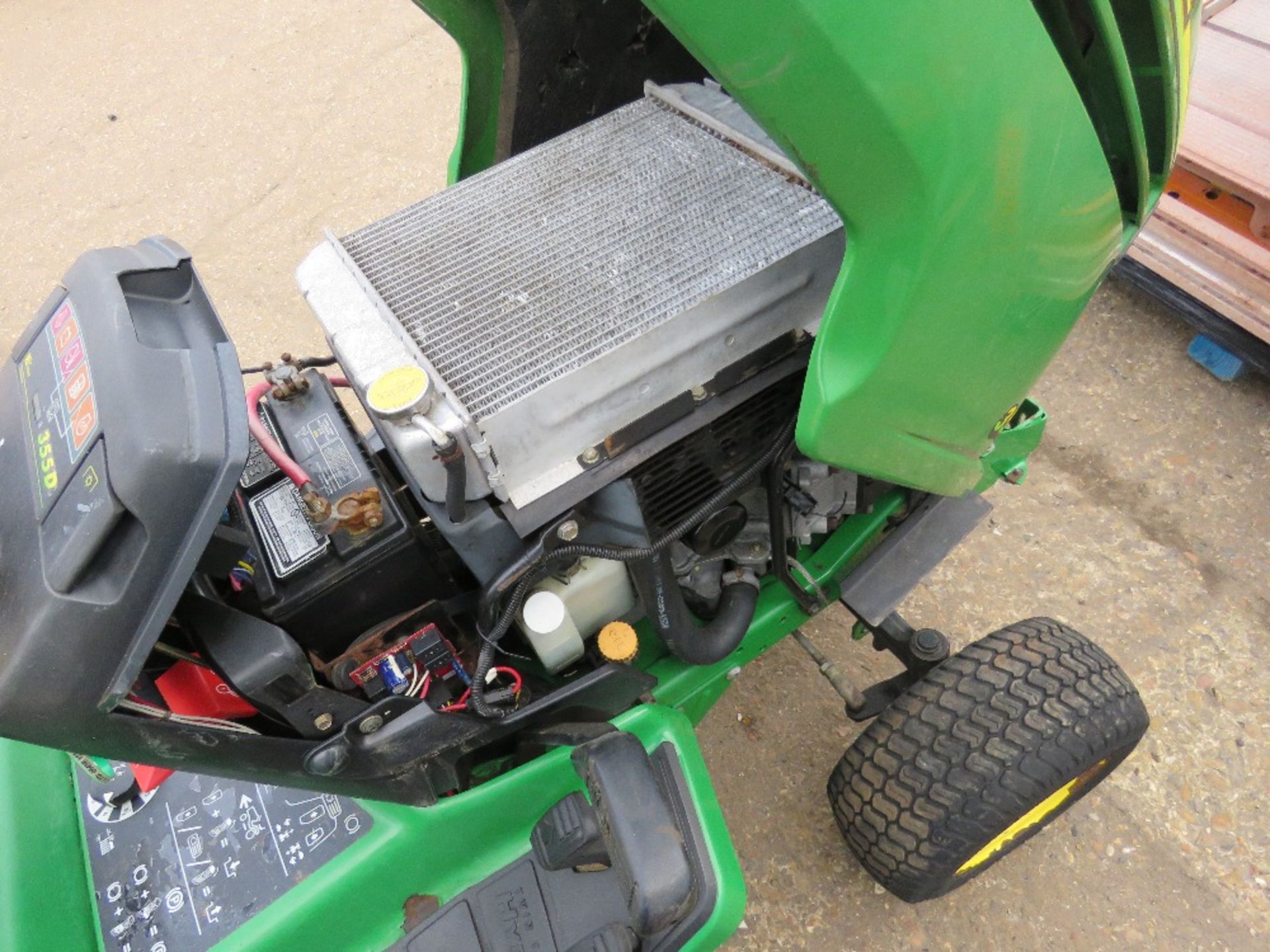 JOHN DEERE 355 diesel ENGINED LAWN TRACTOR, CONDITION UNKNOWN. - Image 4 of 4