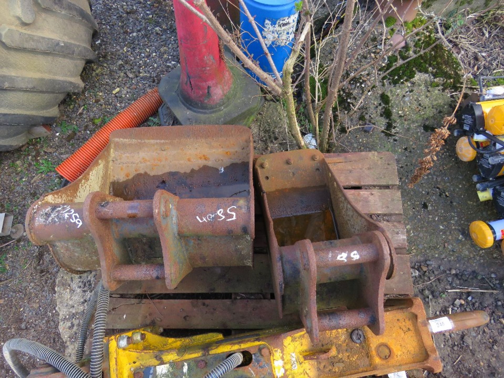 2 X BUCKETS AND OKTEC BREAKER TO SUIT EXCAVATOR ON 40MM PINS. DIRECT EX COMPANY DUE TO REORGANISATIO - Image 2 of 2