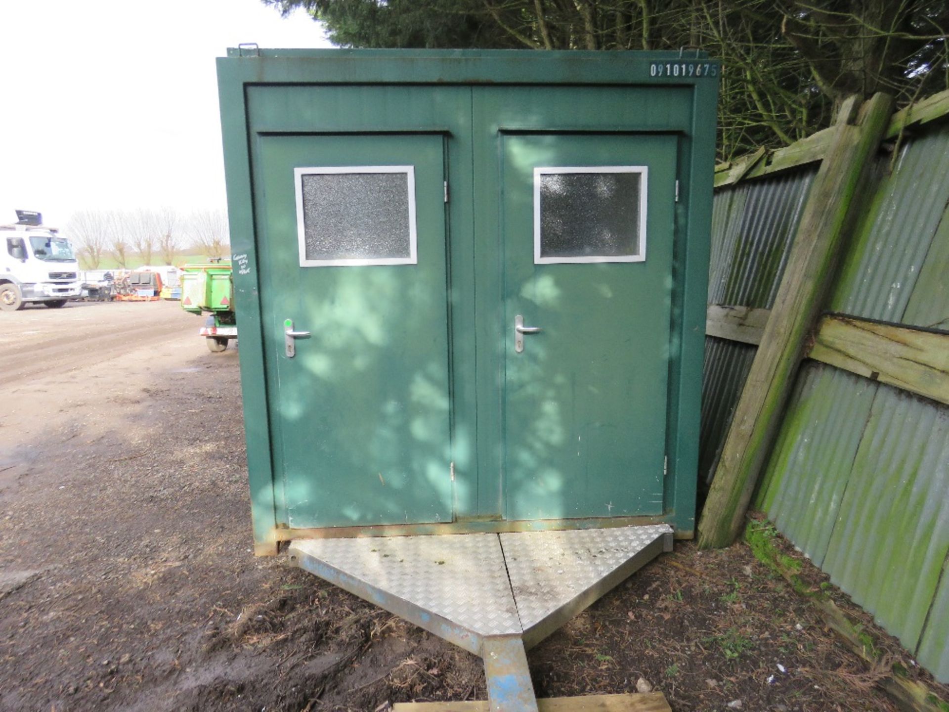 TOWED SHOWER AND TOILET UNIT WITH GENERATOR AND WATER TANK FITTED ON A SITE TOWED TRAILER. - Image 2 of 6