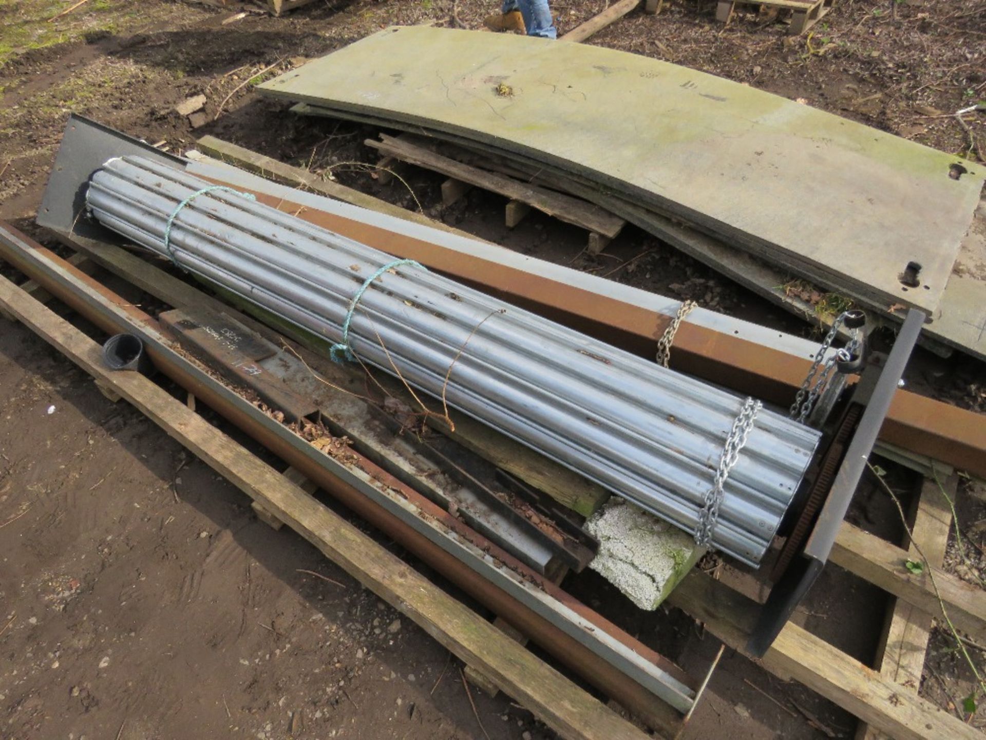 ROLLER SHUTTER DOOR AND FRAME, 8FT OPENING APPROX. INSTALLED BUT NEVER USED. - Image 4 of 4