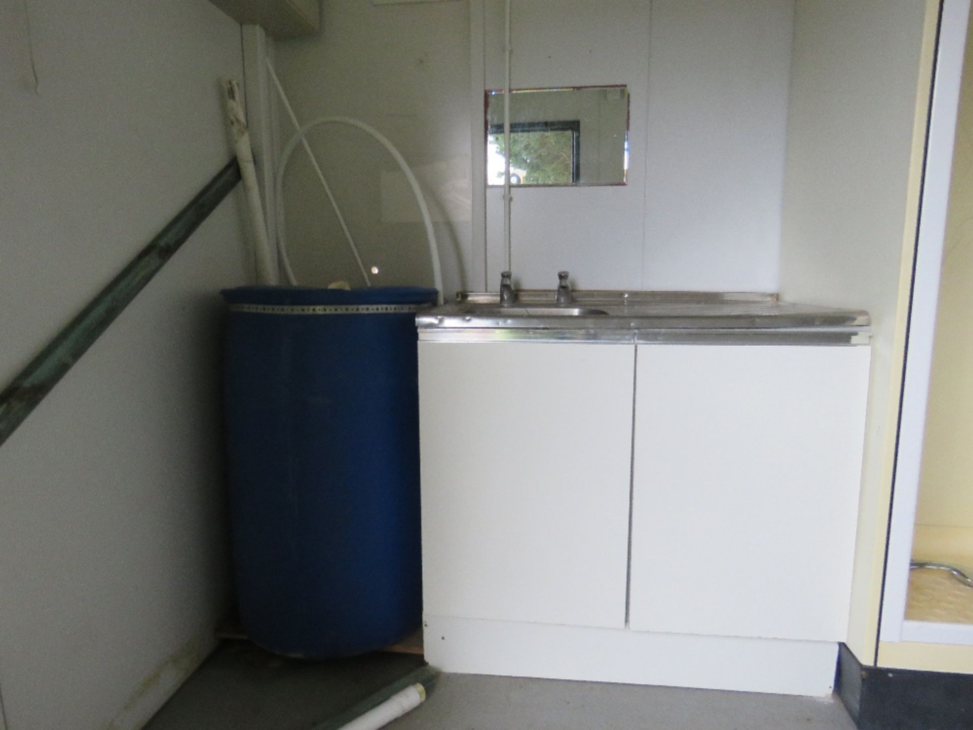 JACKLEGGED PORTABLE SHOWER BLOCK UNIT, 8FT X 8FT APPROX. - Image 5 of 7