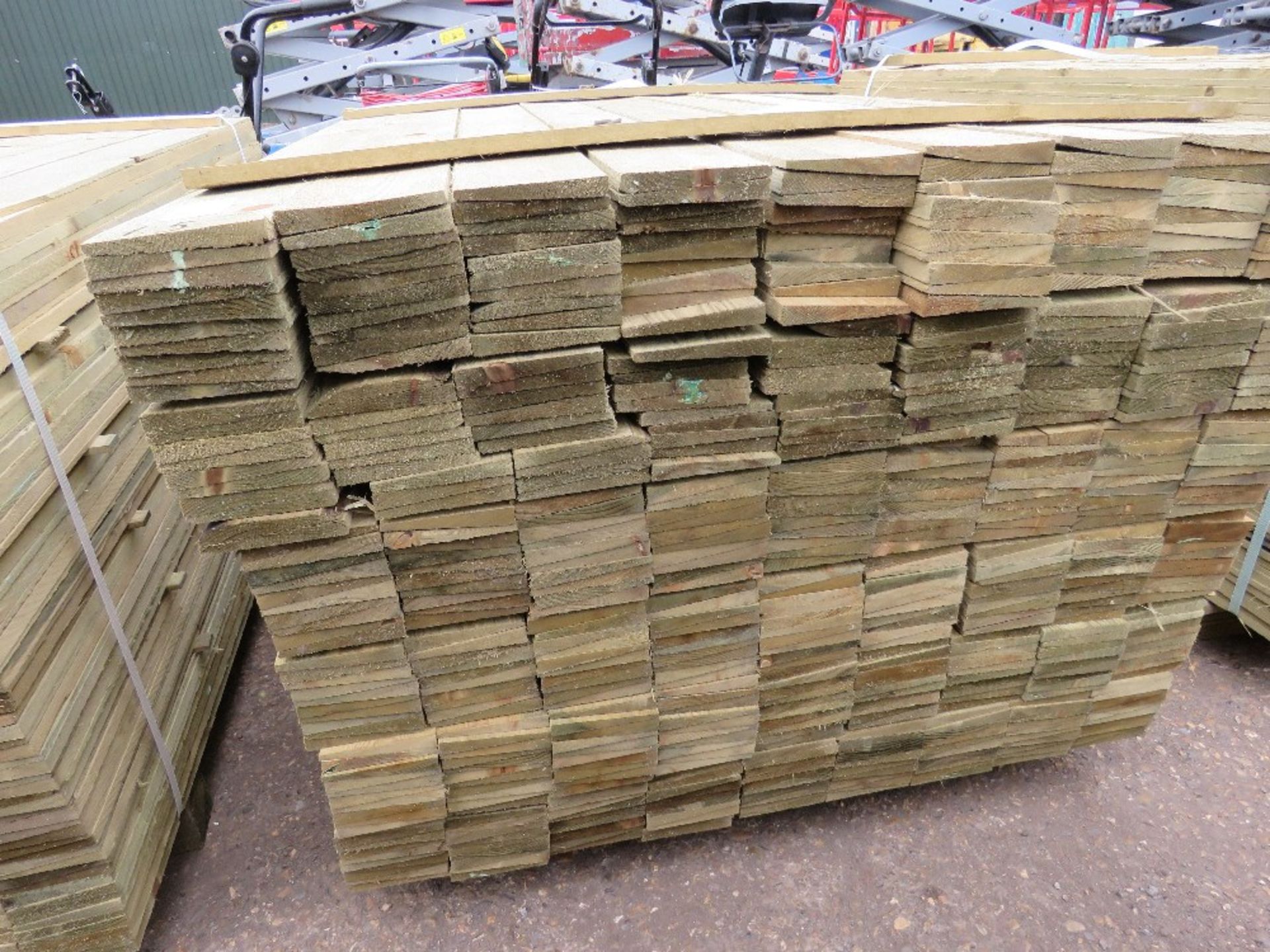 LARGE PACK OF TREATED FEATHER EDGE FENCE CLADDING TIMBER, 1.5M LENGTH X 10CM APPROX. - Image 2 of 2