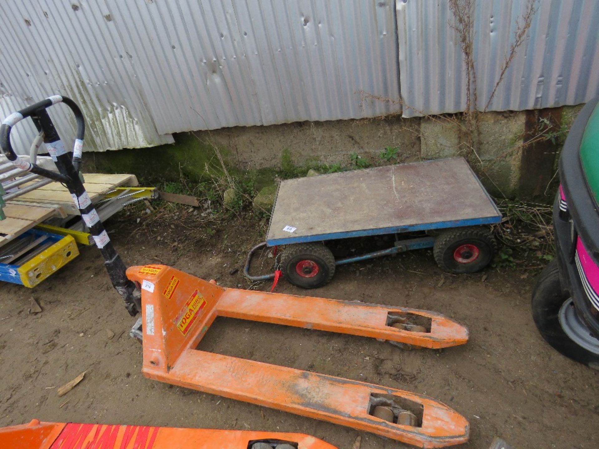 HYDRAULIC PALLET TRUCK. WHEN TESTED WAS SEEN TO LIFT AND LOWER.