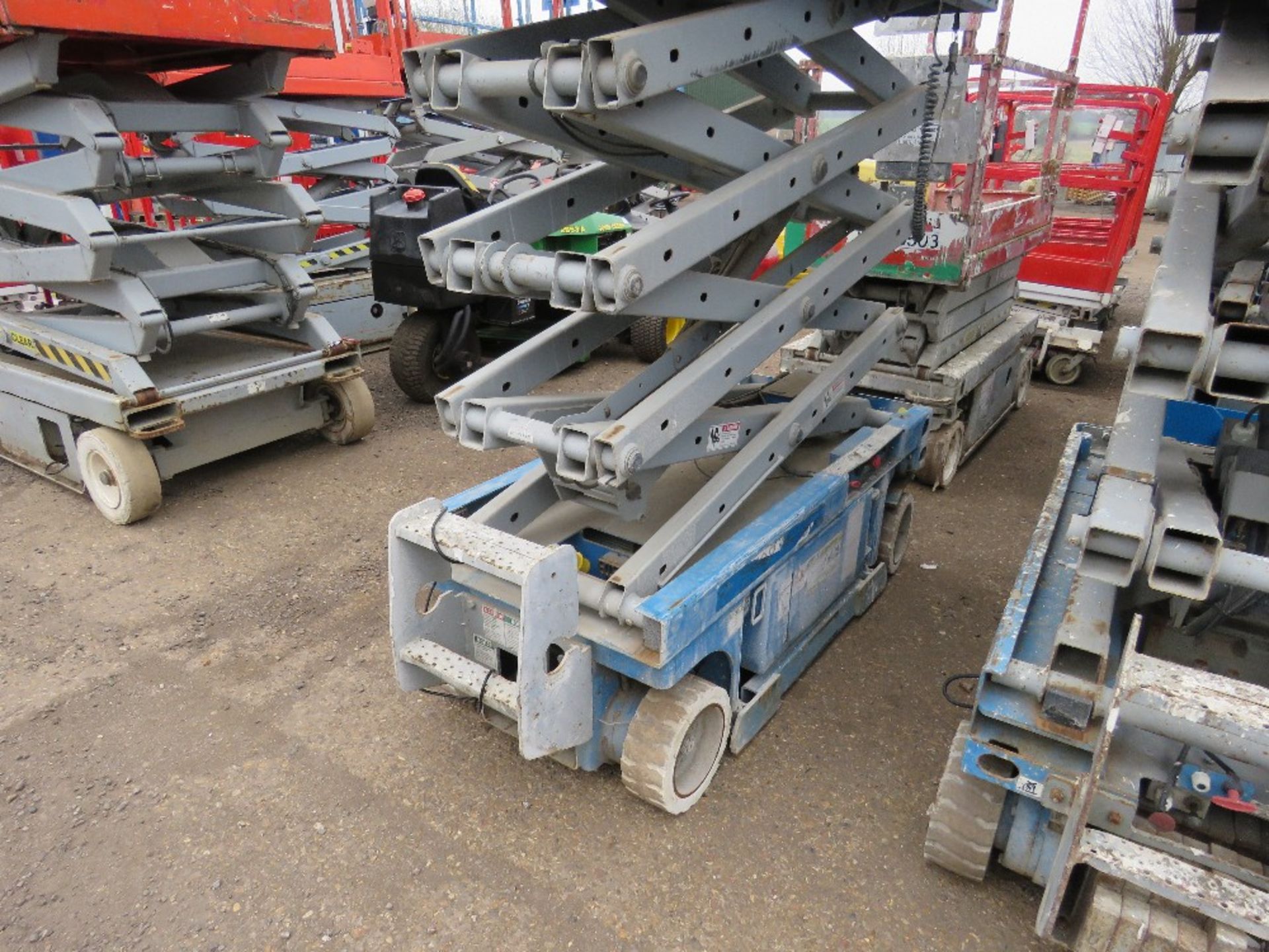 GENIE GS1930 SCISSOR LIFT ACCESS PLATFORM, 7.6M MAX WORKING HEIGHT. SN:GS30-52977. YEAR 2002. WHEN - Image 3 of 3