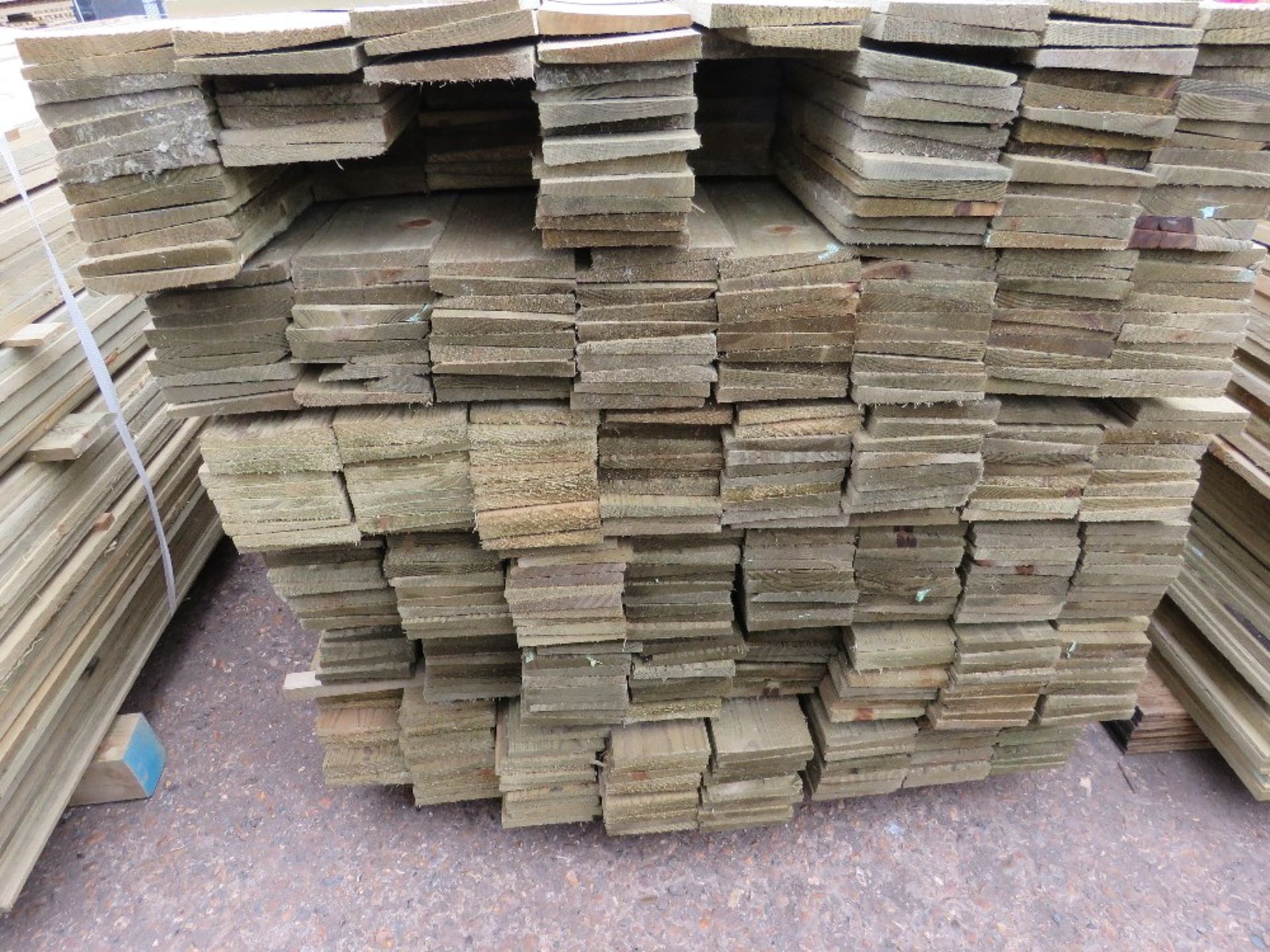 EXTRA LARGE PACK OF TREATED FEATHER EDGE FENCE CLADDING TIMBER, 1.75M LENGTH X 10CM APPROX. - Image 2 of 2
