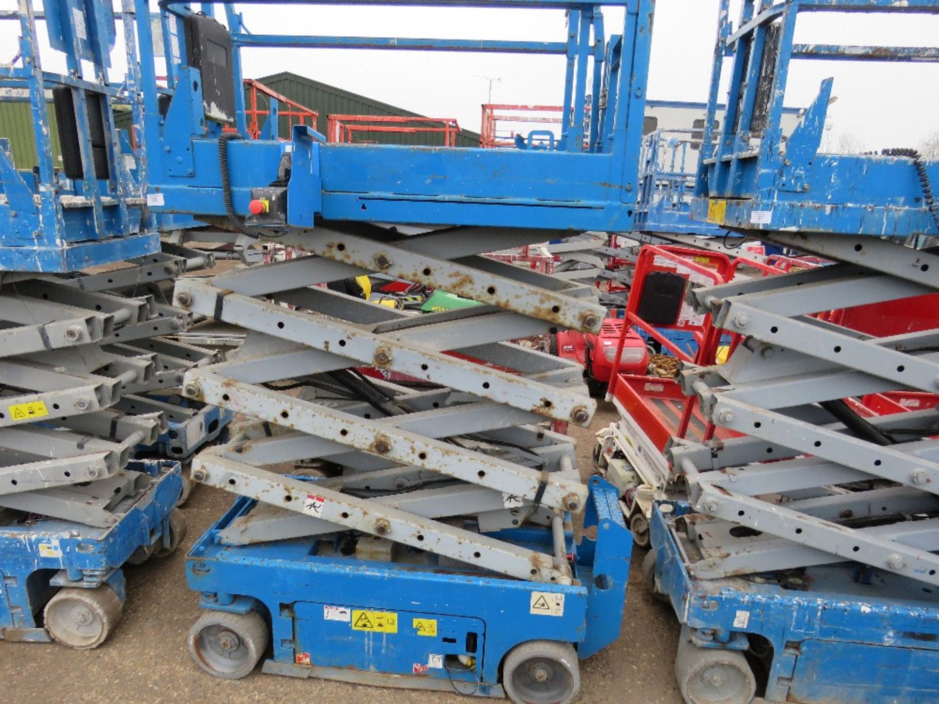 GENIE GS1932 SCISSOR LIFT ACCESS PLATFORM, 7.6M MAX WORKING HEIGHT. SN:GS3006A-83175. YEAR 2006. WH - Image 3 of 3