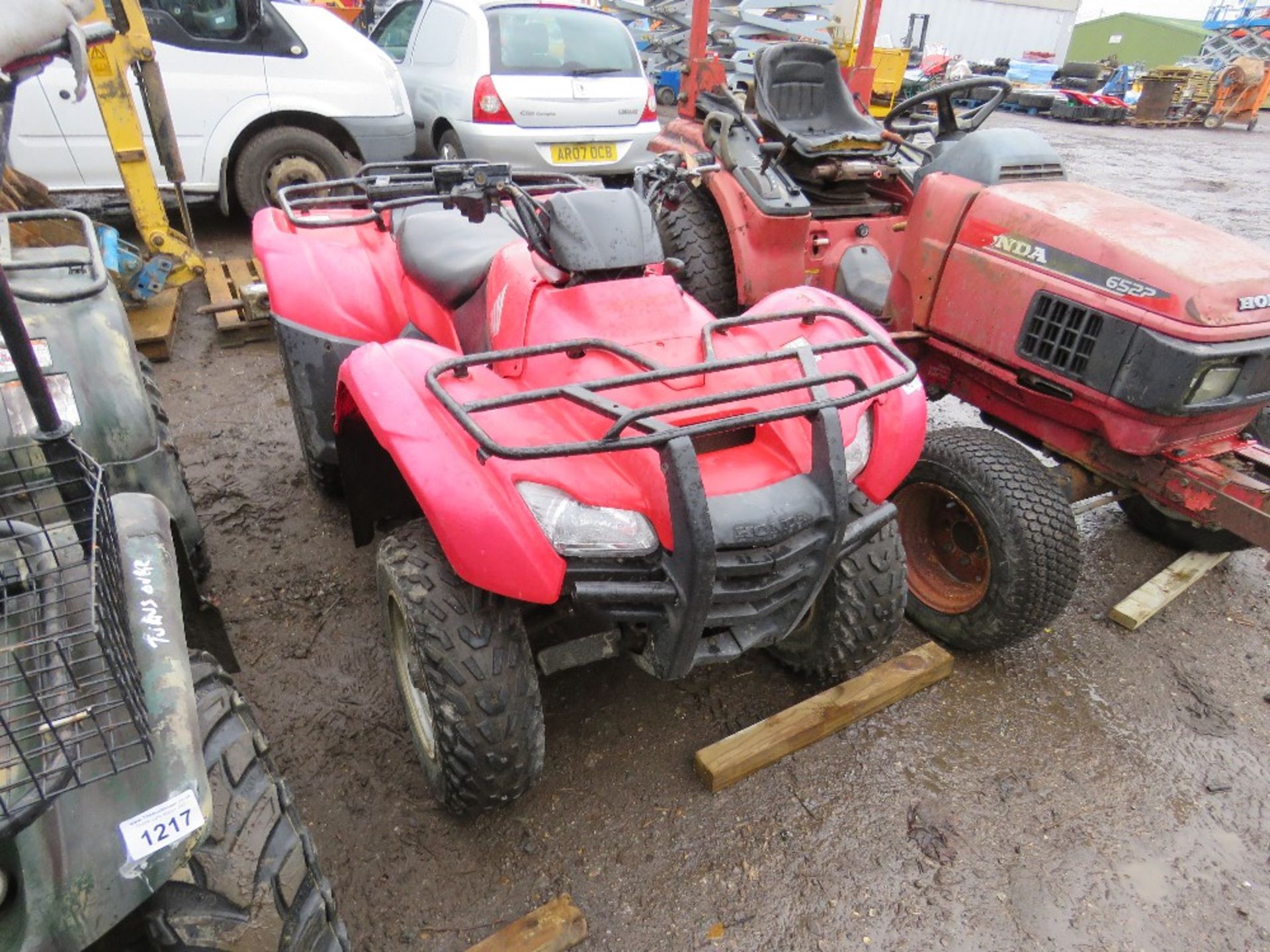 HONDA FOURTRAK 400 QUAD BIKE, YEAR 2003 APPROX. WHEN TESTED WAS SEEN TO RUN, DRIVE AND BRAKE. - Image 2 of 5