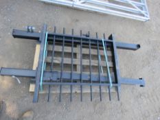 1 X BARBICAN METAL RESIDENTIAL GATE WITH 2 X POSTS 0.9M HEIGHT X 1.05M WIDTH APPROX. PALLET G.