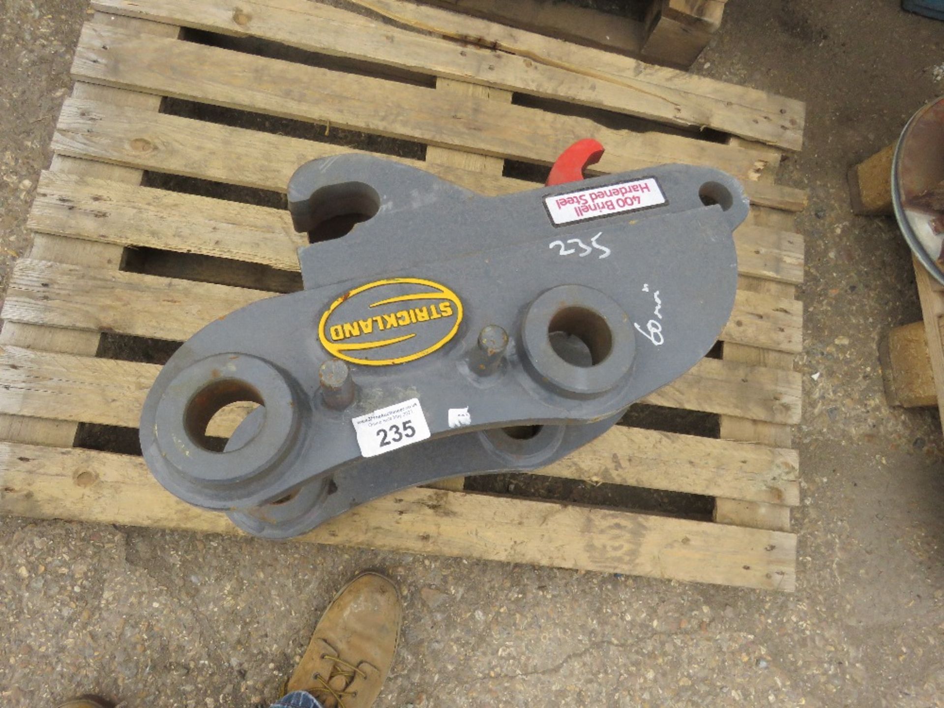 STRICKLAND HYDRAULIC QUICK HITCH, NEVER INSTALLED. 60MM MACHINE PINS TO 50MM BUCKET PINS.