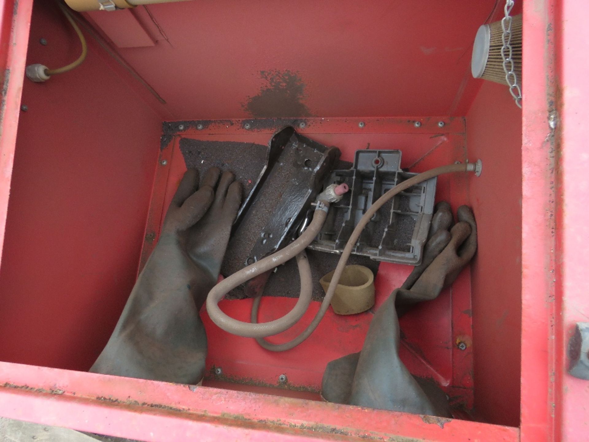 SMALL SIZED 240 VOLT SAND BLAST CABINET. - Image 3 of 3