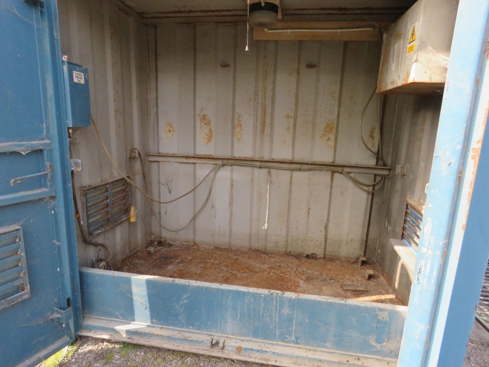PLUG AND GO STEEL SITE STORE UNIT 9FT X 8FT APPROX. COMPRISING LOCKABLE STORAGE AREAS PLUS A TOILET - Image 2 of 9