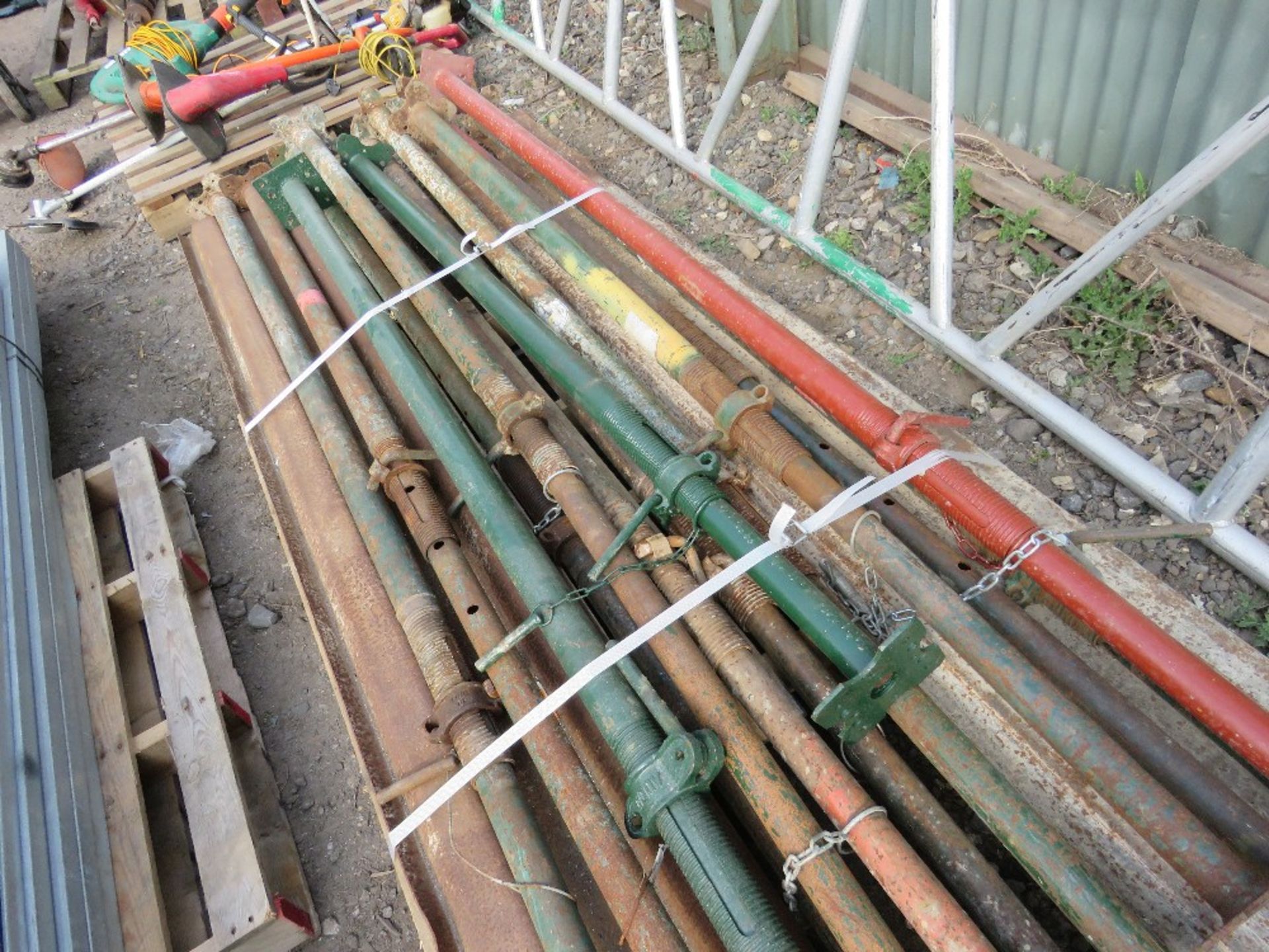 PALLET CONTAINING 2 X PILING SHEETS PLUS 13 X ACROW TYPE SUPPORT PROPS. - Image 3 of 3