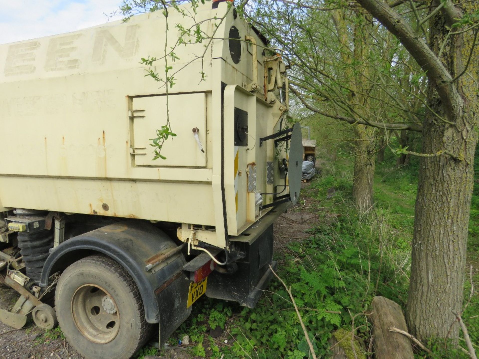 DAF FA45.150 SCARAB ROAD SWEEPER, REG:FJ56 VXO. WHEN TESTED WAS SEEN TO RUN AND DRIVE ON GEARS AND H - Image 3 of 10