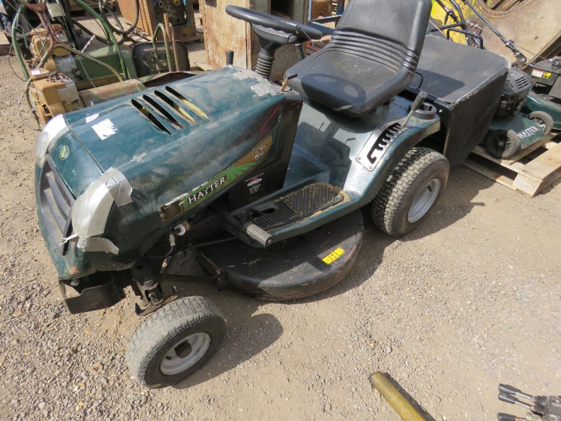 HAYTER 13/30 RIDE ON MOWER. WHEN TESTED WAS SEEN TO RUN AND DRIVE. - Image 2 of 4