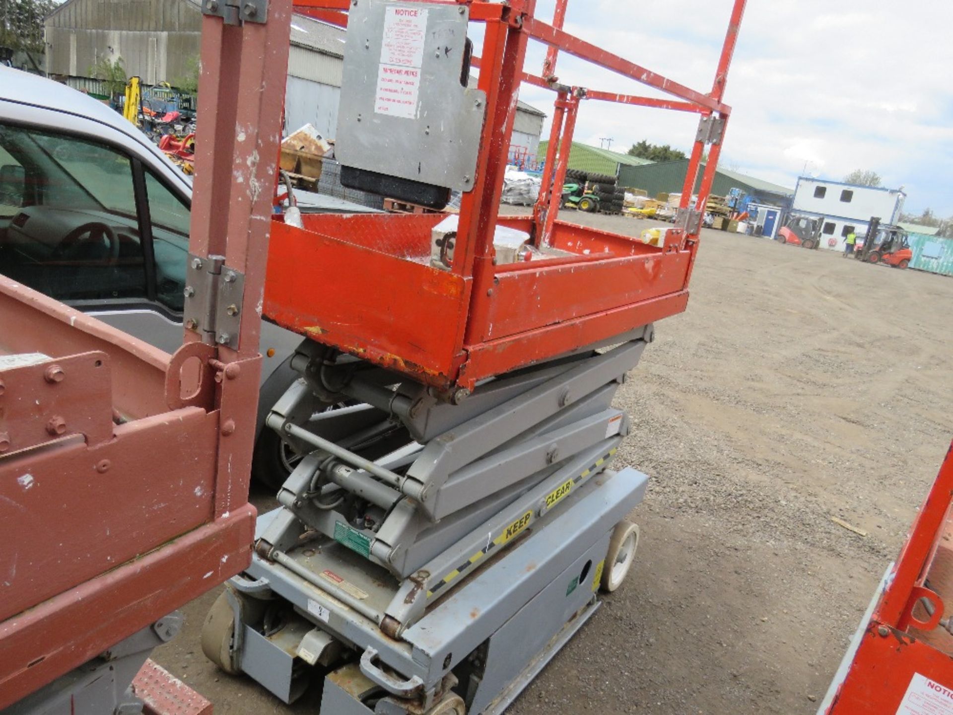 SKYJACK SJ3219 BATTERY POWERED SCISSOR LIFT UNIT.8M RATED. SN;22013340. WHEN TESTED WAS SEEN TO DRI - Image 4 of 6