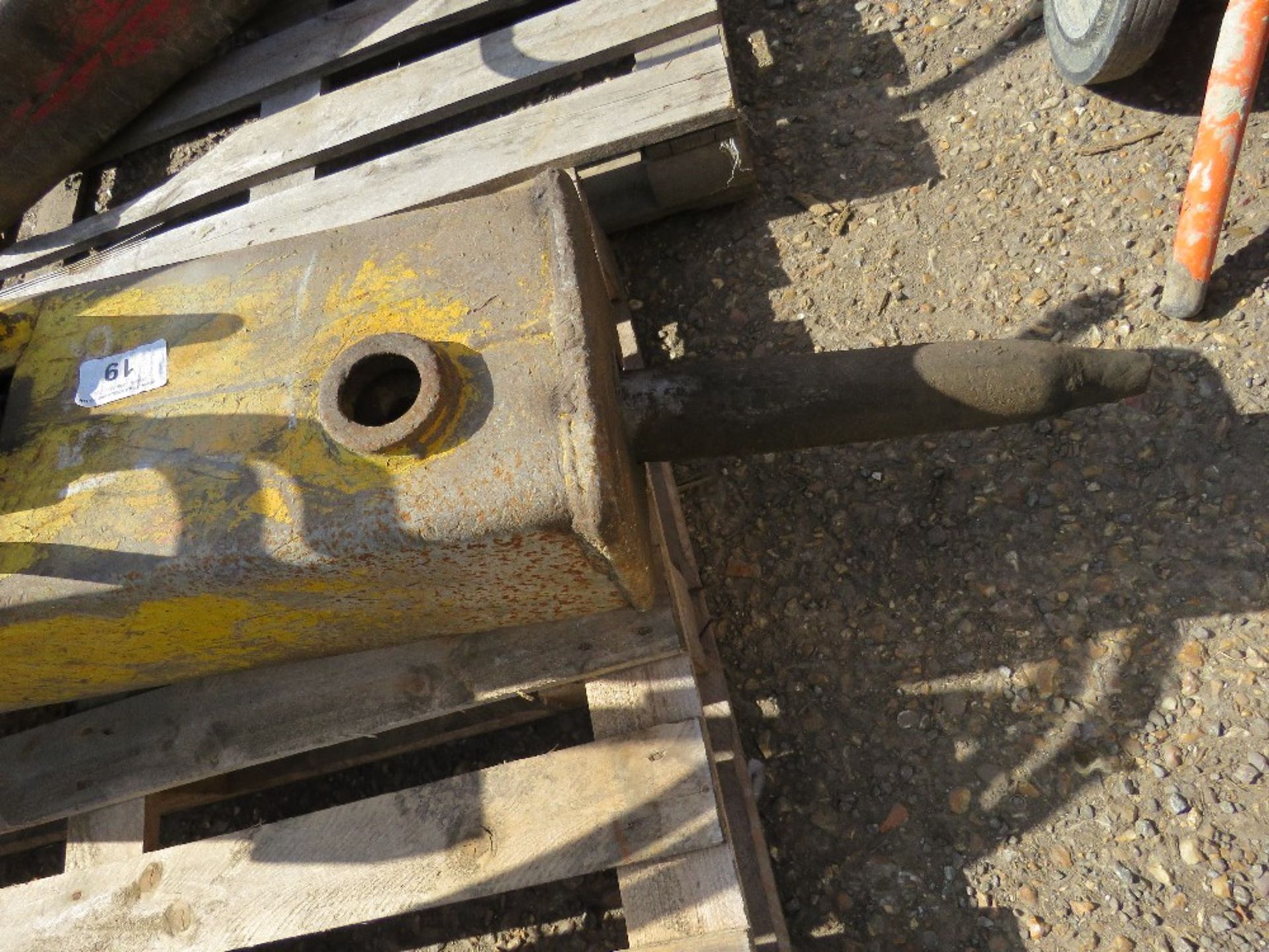 EXCAVATOR BREAKER ON 45MM PINS. - Image 4 of 4