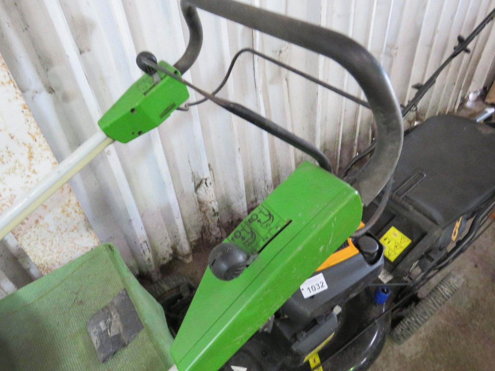 ETESIA VIKING MOWER WITH COLLECTOR. WHEN TESTED WAS SEEN TO RUN AND DRIVE. - Image 3 of 3