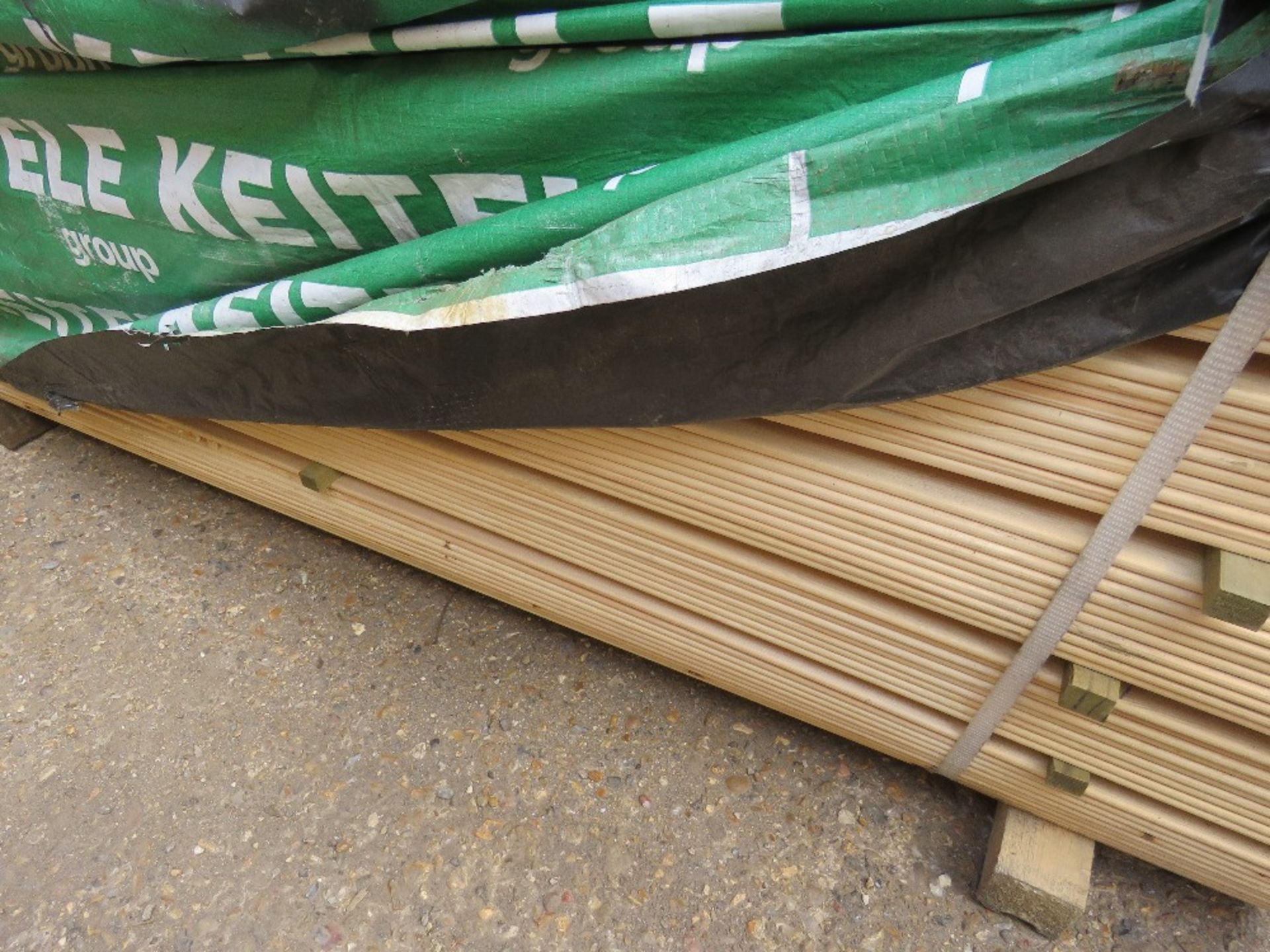 LARGE PACK OF FLAT MACHINED FINISH CLADDING TIMBER BOARDS 1.75M X 10CM APPROX, UNTREATED. - Image 3 of 3