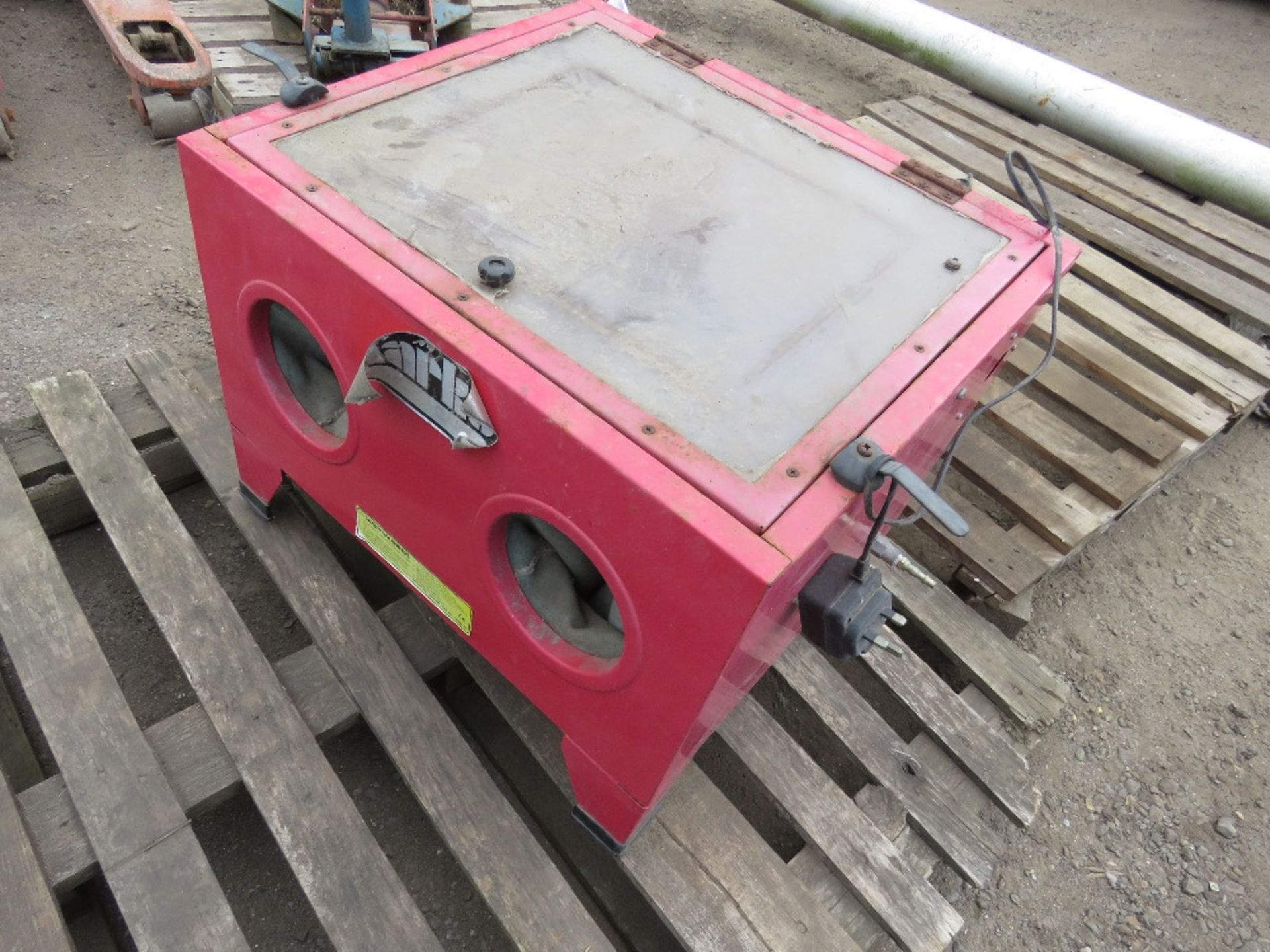 SMALL SIZED 240 VOLT SAND BLAST CABINET. - Image 2 of 3