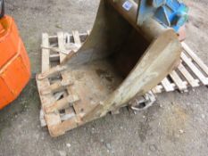 2FT DIGGING BUCKET WITH 45MM PINS.