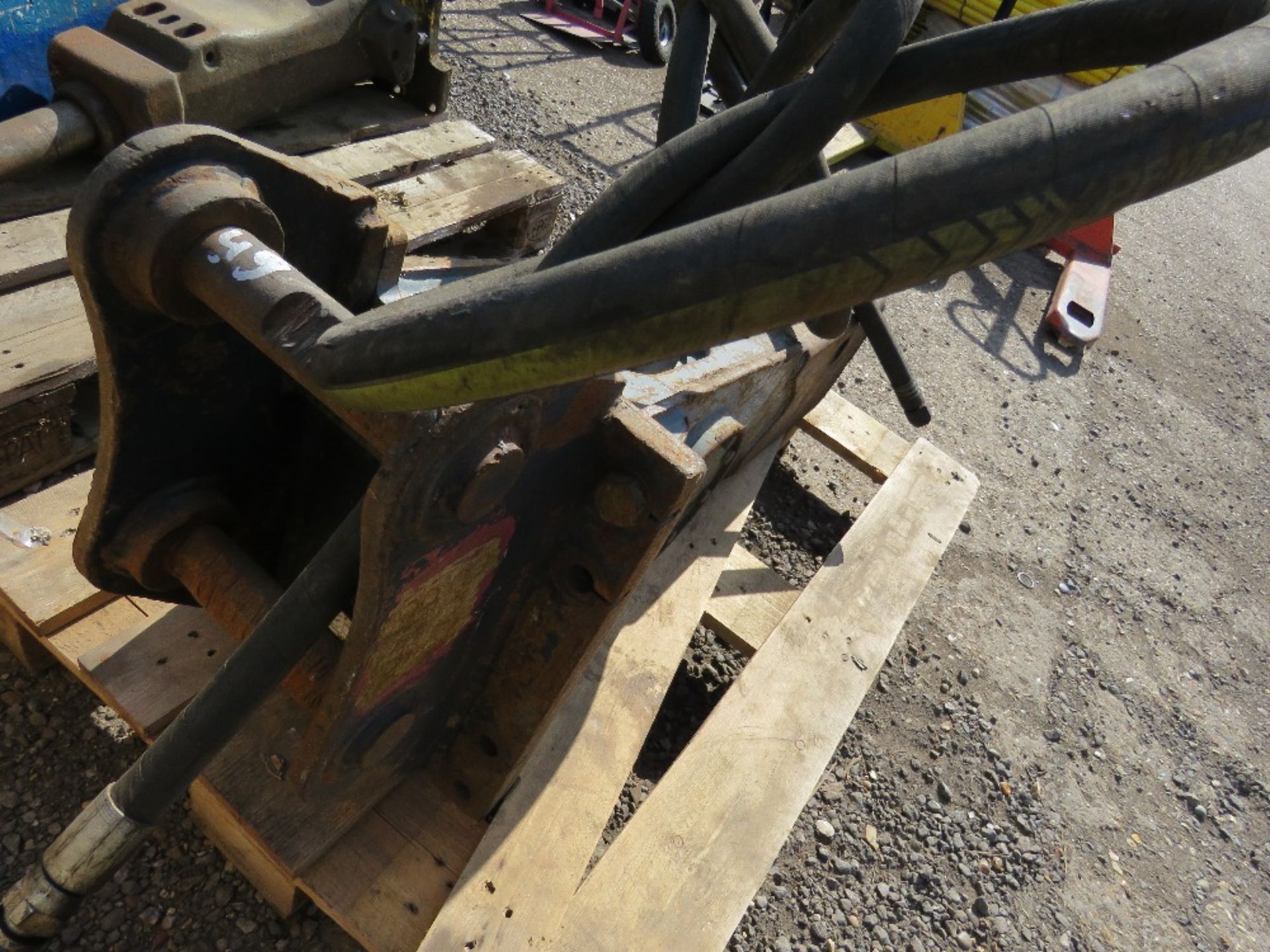 EXCAVATOR BREAKER ON 45MM PINS. - Image 2 of 5