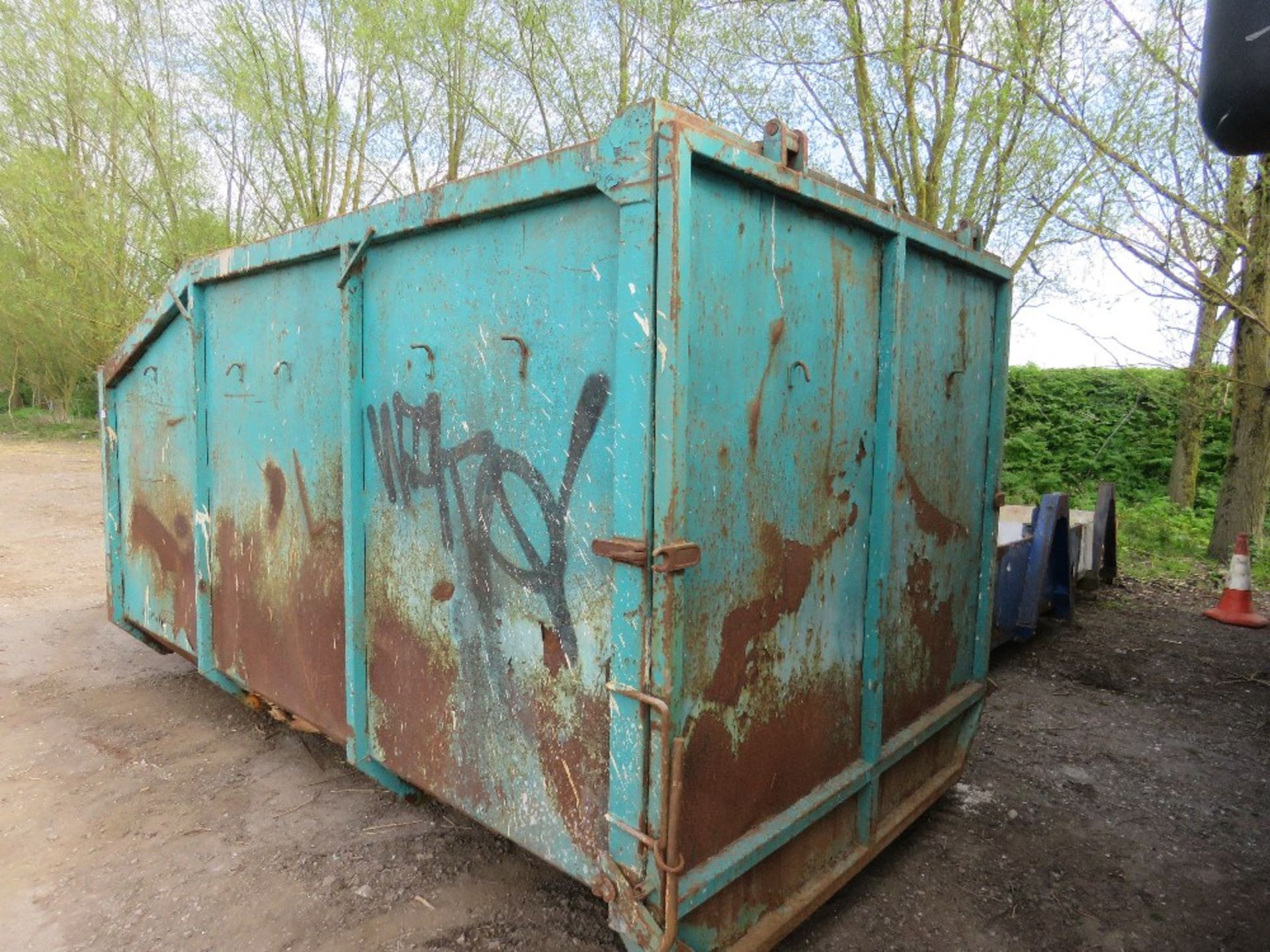 HOOK LOADER CONTAINER, PREVIOUSLY USED ON 7.5TONNE LORRY. REQUIRES SOME REPAIRS. - Image 2 of 4