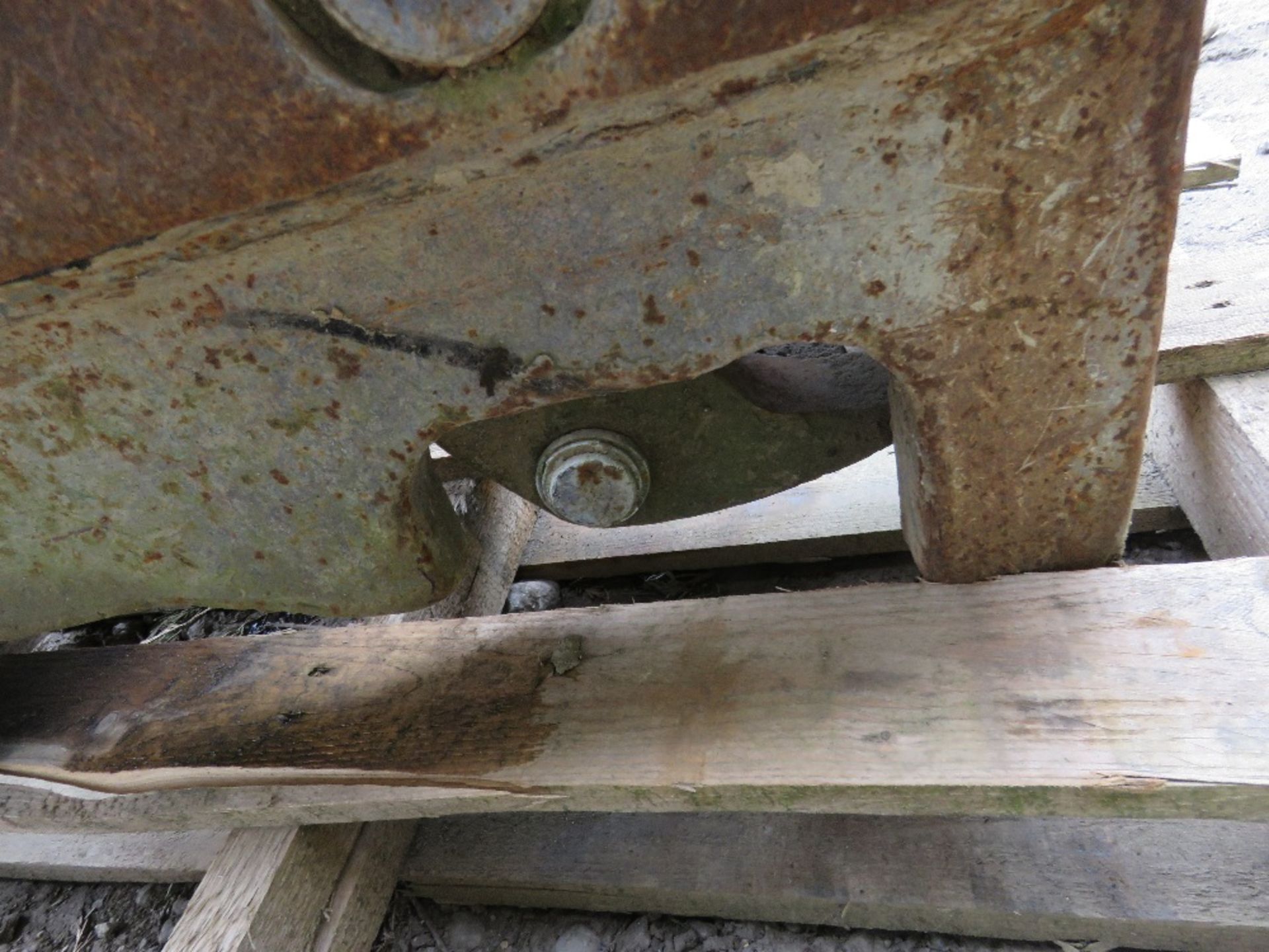 HYDRAULIC QUICK HITCH ON 60MM PINS, UNTESTED. TAG SHOWS FOR A ZX130. - Image 4 of 4