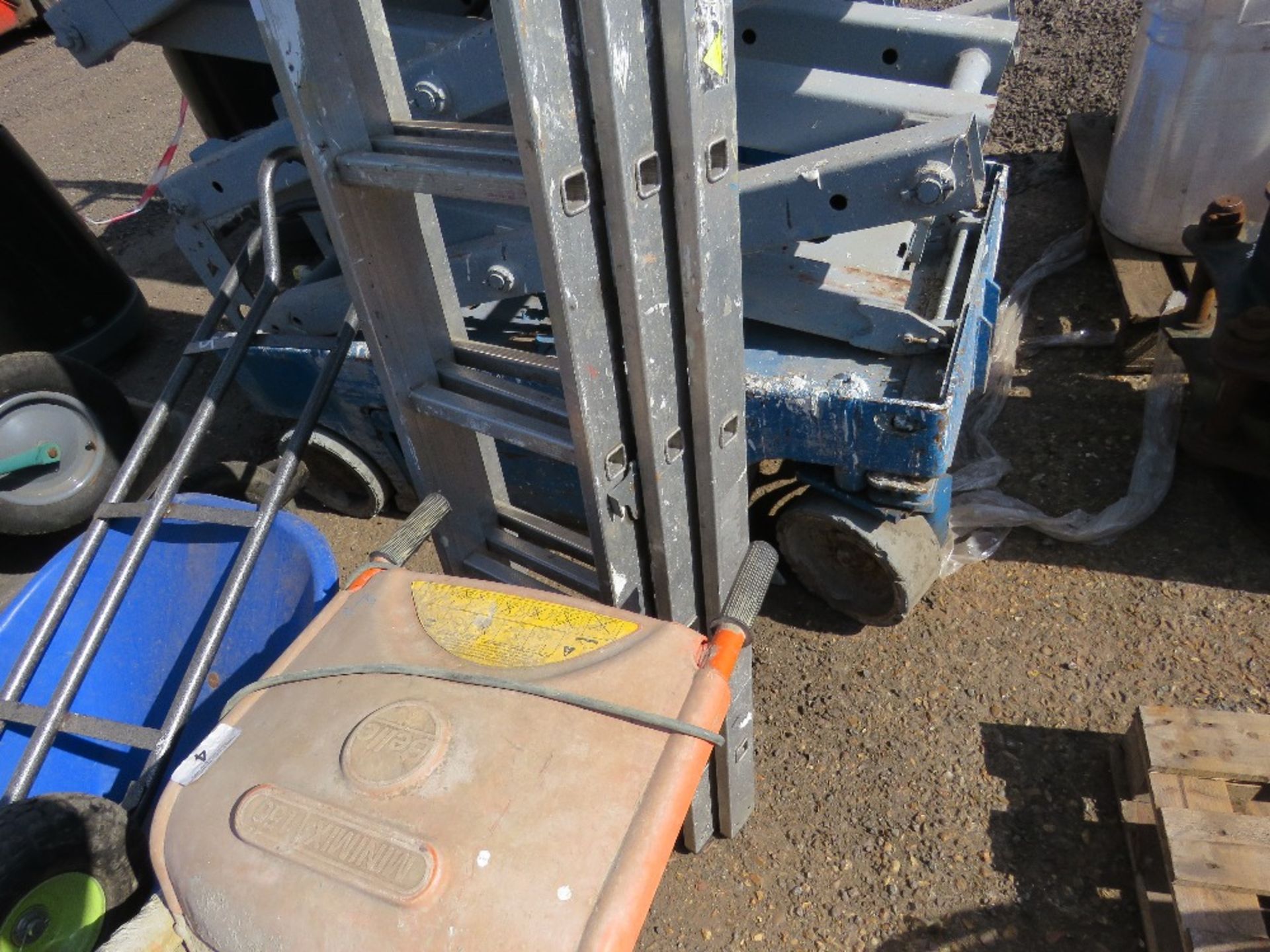 ALUMINIUM 3 STAGE LADDER. - Image 3 of 3