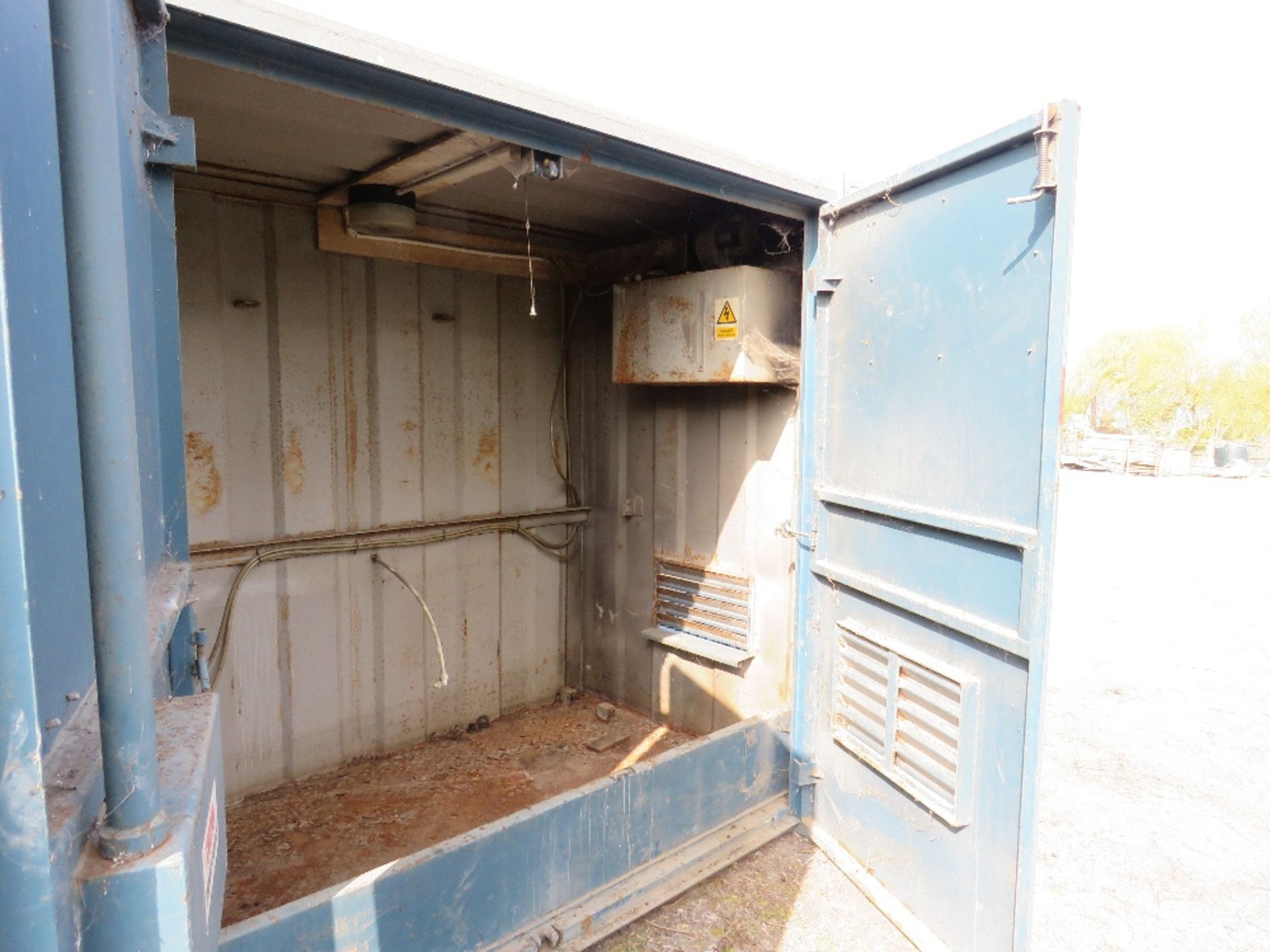 PLUG AND GO STEEL SITE STORE UNIT 9FT X 8FT APPROX. COMPRISING LOCKABLE STORAGE AREAS PLUS A TOILET - Image 3 of 9