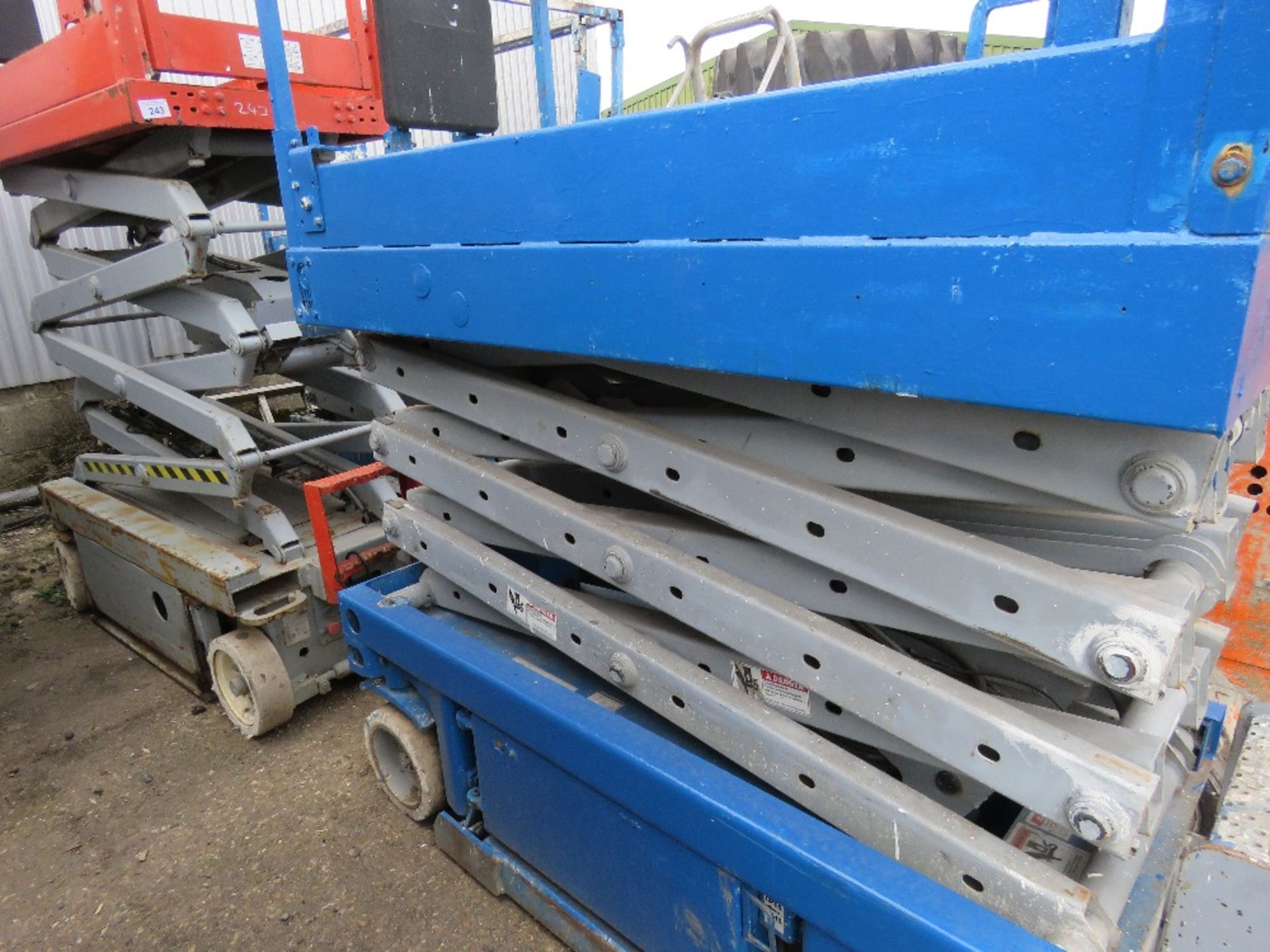 GENIE GS1930 SCISSOR LIFT ACCESS PLATFORM, 7.6M MAX WORKING HEIGHT. SN:GS30-53283. YR 2002 WHEN T