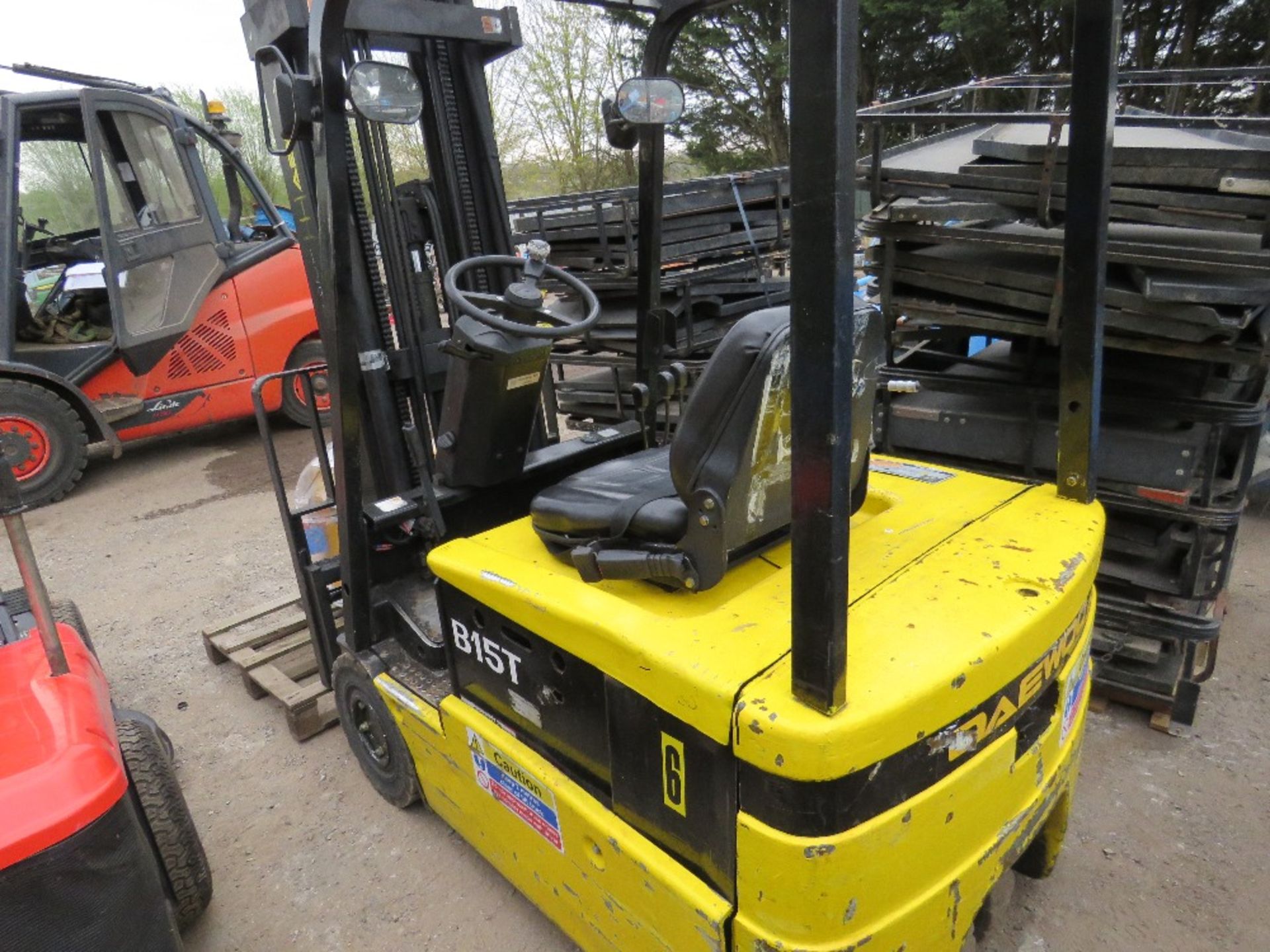 bidding increment now £100 DAEWOO BST15T-2 3 WHEEL BATTERY FORKLIFT WITH CHARGER. - Image 6 of 6