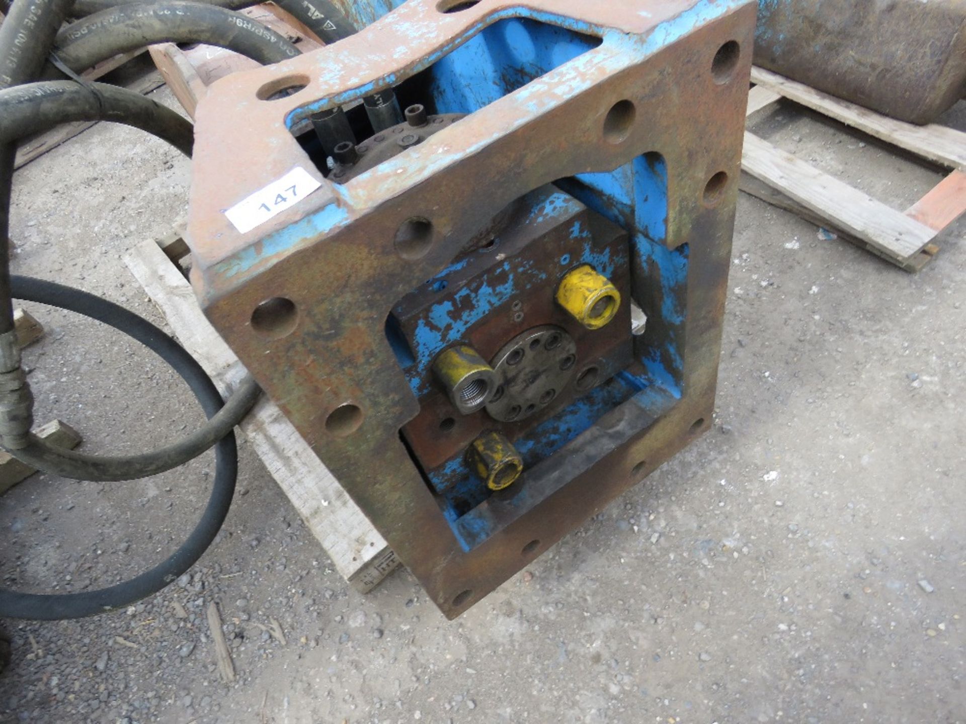 LARGE SIZED BREAKER, NO HEADSTOCK OR POINT. - Image 2 of 3