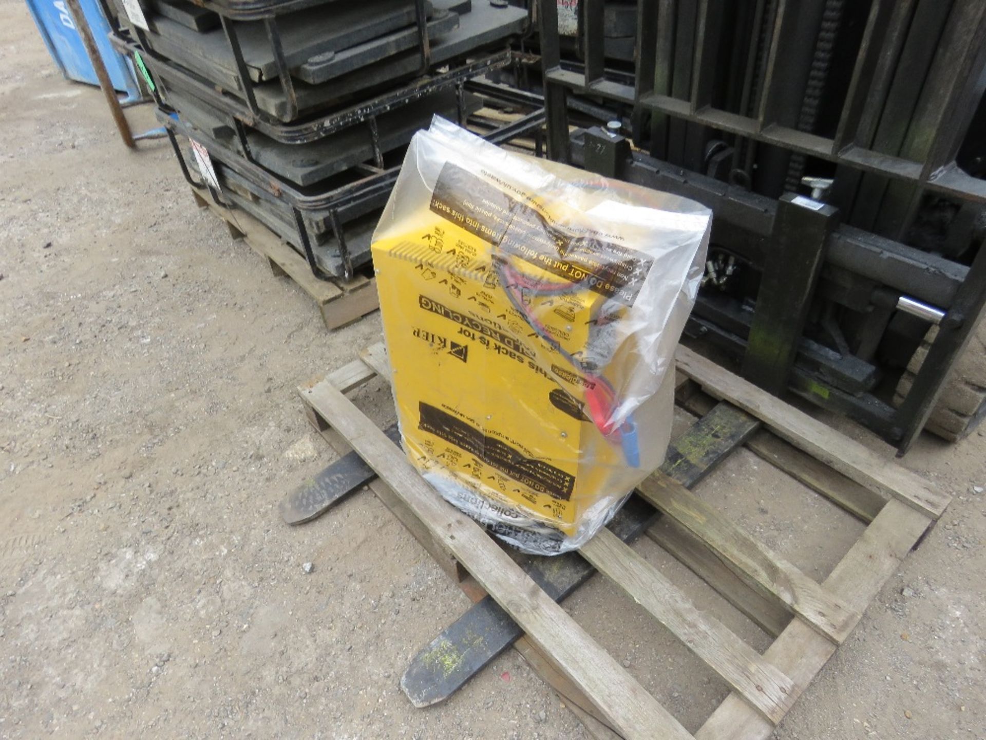 bidding increment now £100 DAEWOO BST15T-2 3 WHEEL BATTERY FORKLIFT WITH CHARGER. - Image 2 of 6