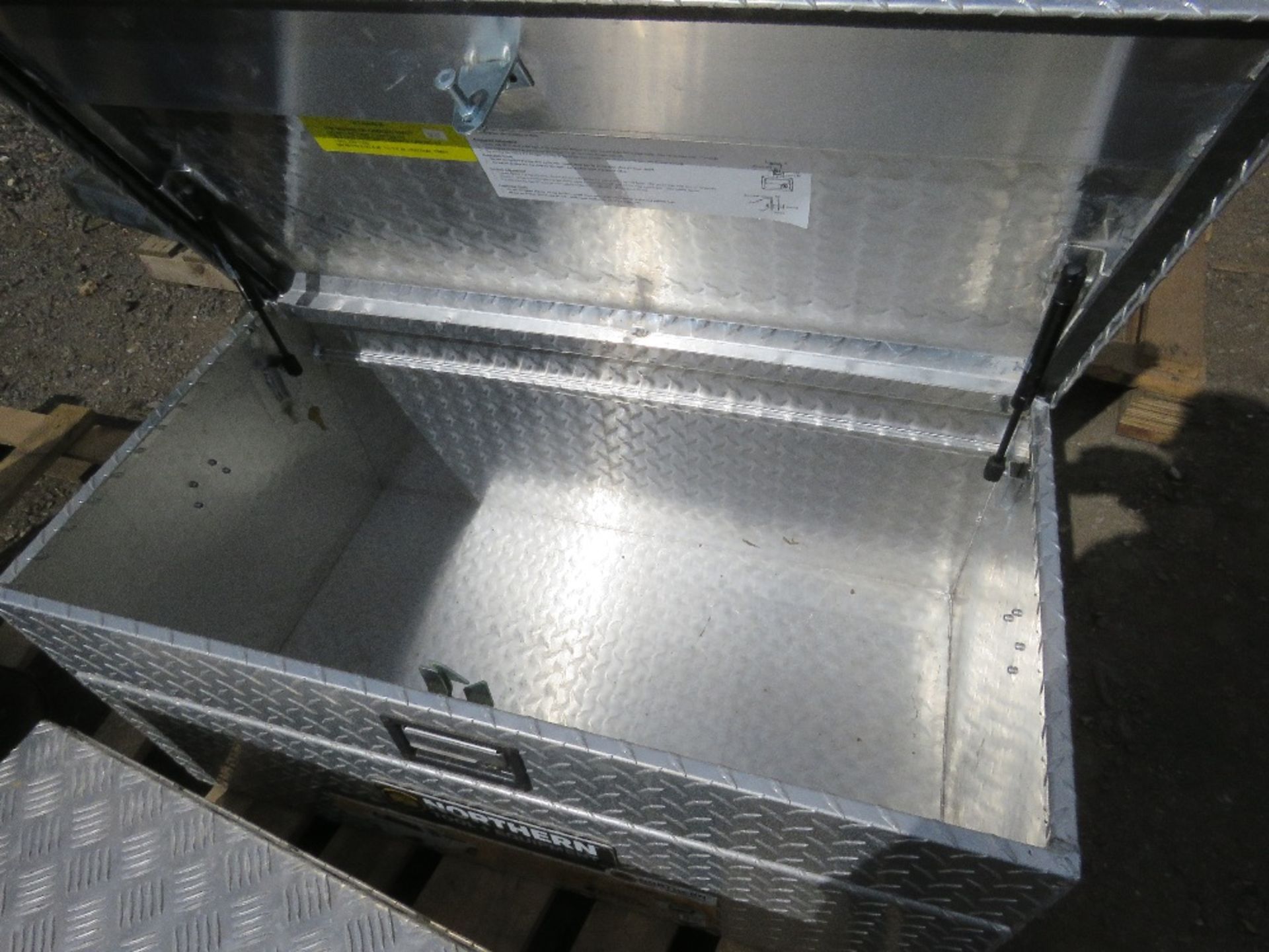 NORTHERN TOOL AND EQUIPMENT ALUMINIUM CHEQUER PLATE TOOL BOX, 50CM X 92CM X 48CM HEIGHT APPROX. KEYS - Image 3 of 4