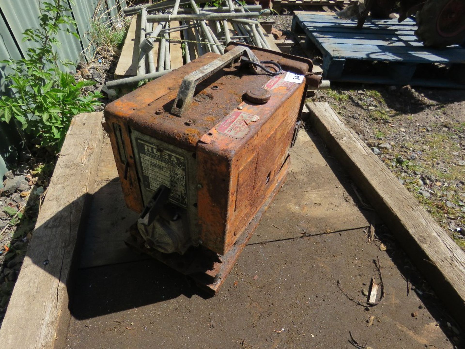 SMALL SIZED PETROL ENGINED WELDER, CONDITION UNKNOWN. - Image 3 of 3