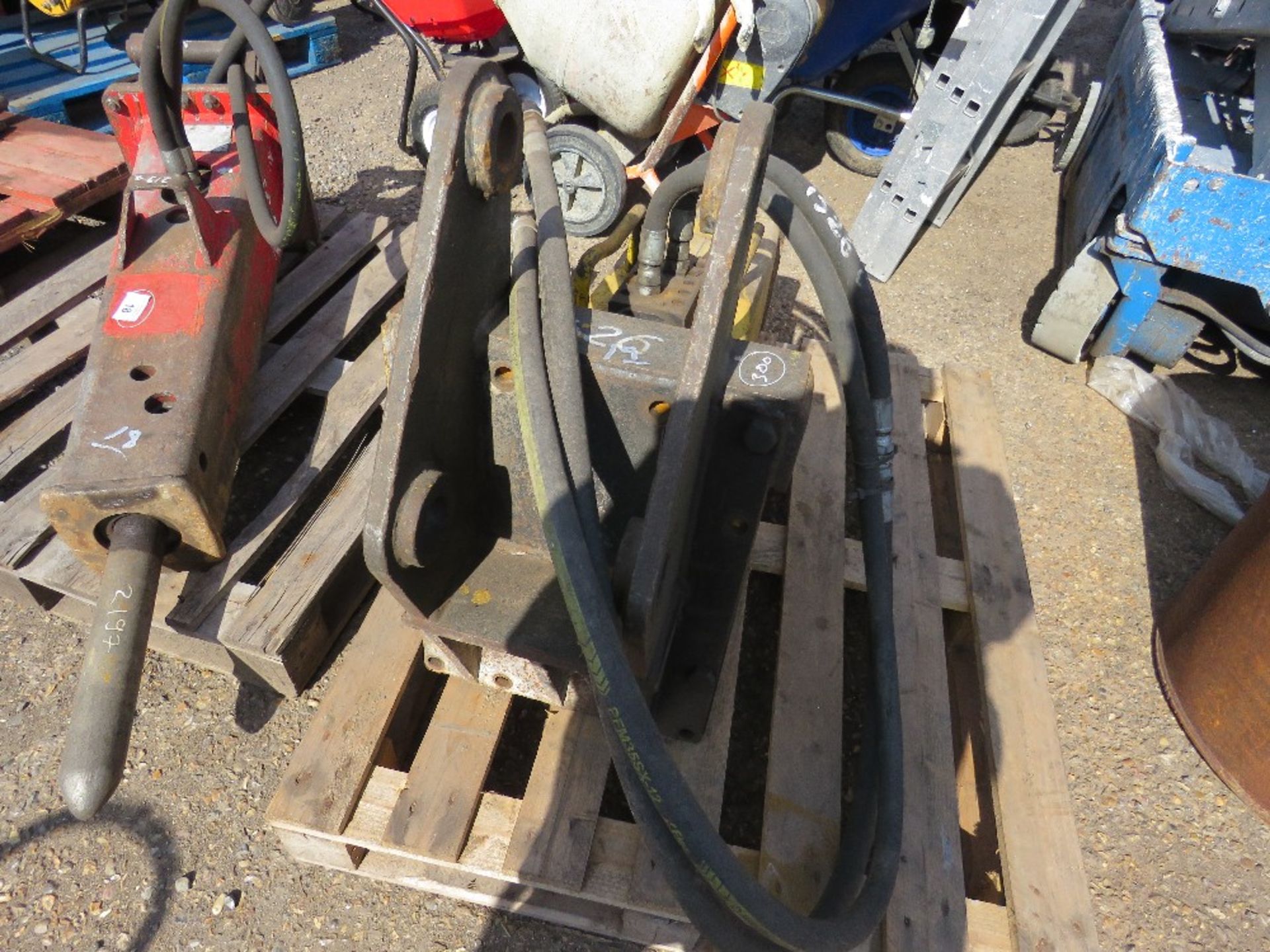 EXCAVATOR BREAKER ON 45MM PINS. - Image 2 of 4