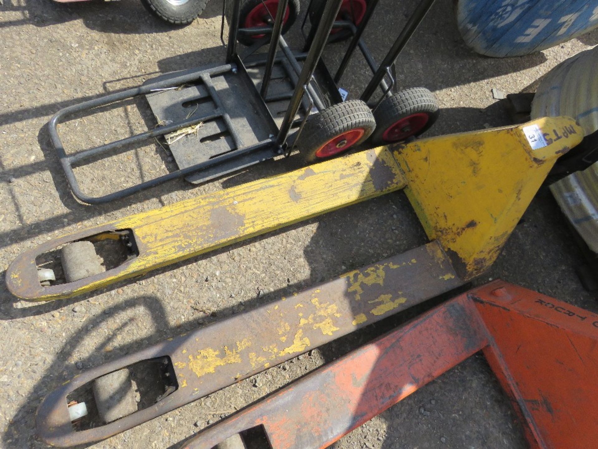 NARROW PALLET TRUCK, SOURCED FROM COMPANY LIQUIDATION. WHEN TESTED WAS SEEN TO LIFT AND LOWER.